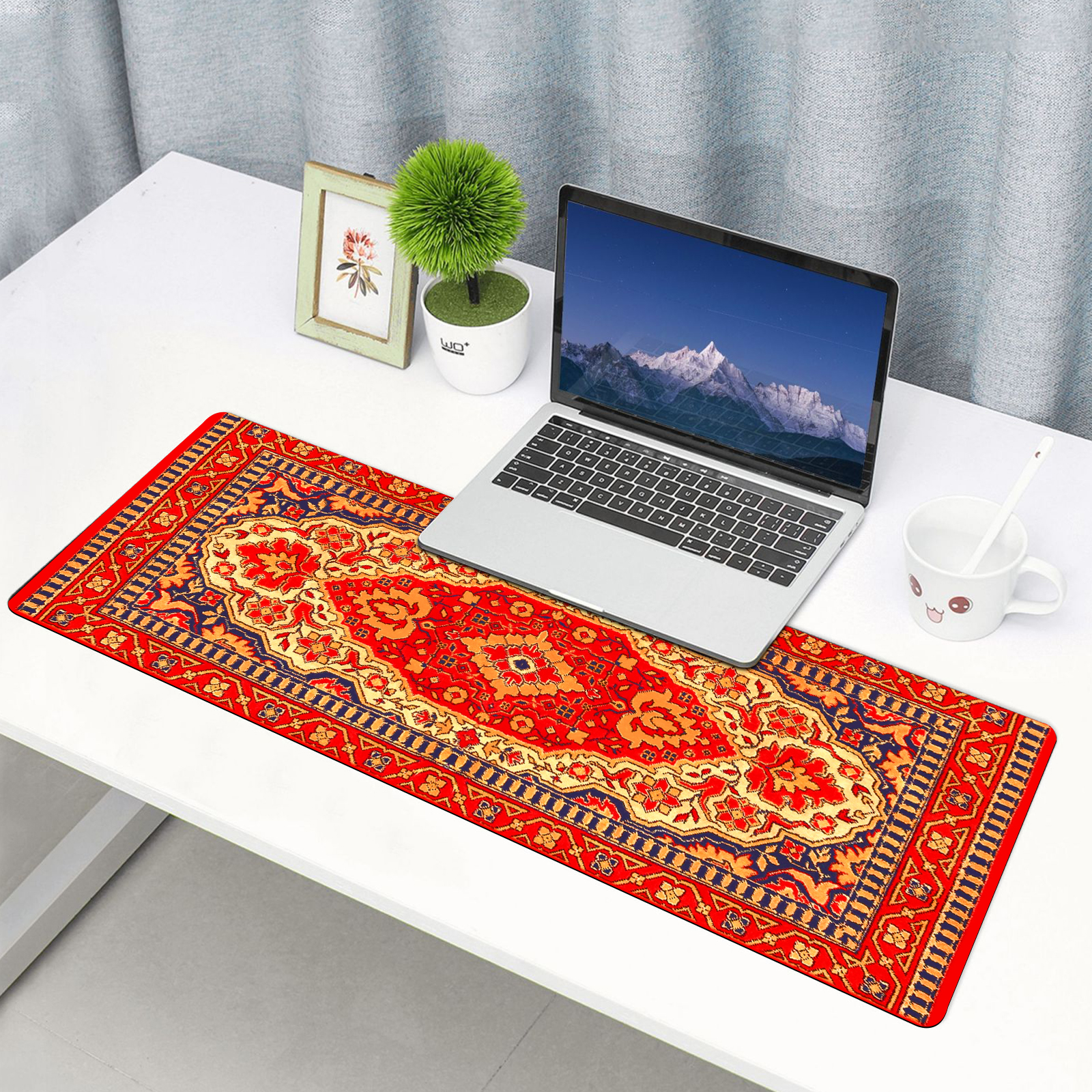 Laptop stoi na biurku z podkładką na biurko w stylu perskim.