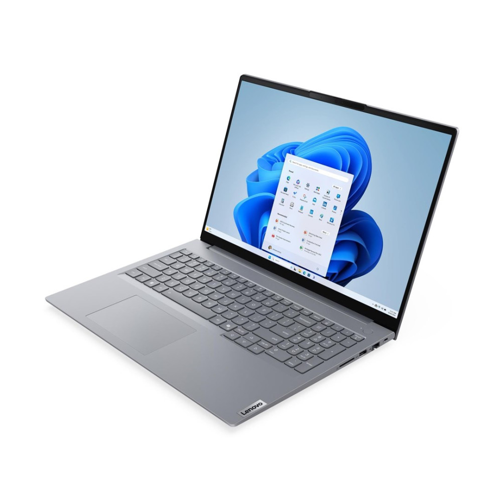 Un portátil plateado Lenovo está abierto, mostrando la interfaz de Windows 11.