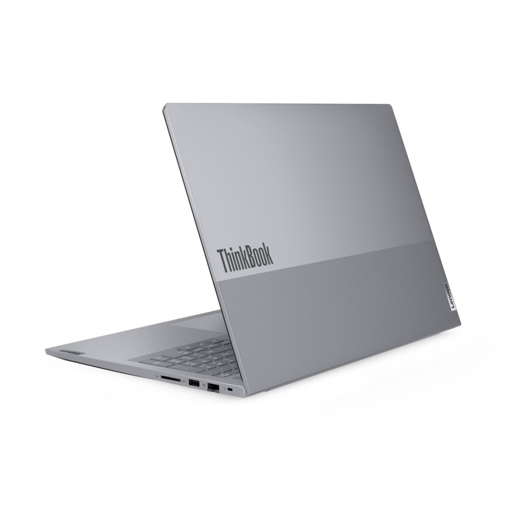 Un portátil plateado con la pantalla abierta, mostrando el teclado, sobre fondo blanco.