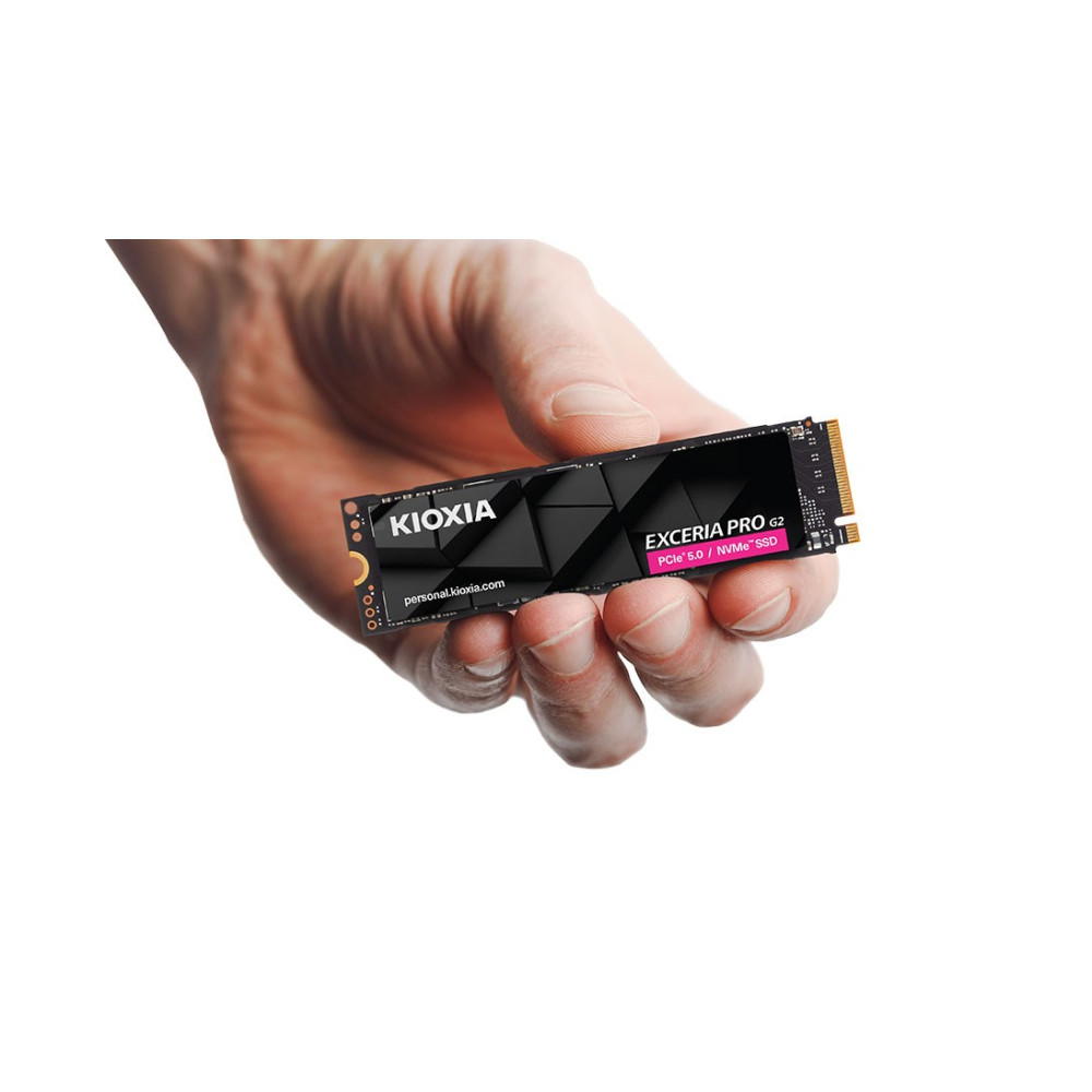 Dłoń trzyma dysk SSD Kioxia Exceria Pro G2 NVMe.