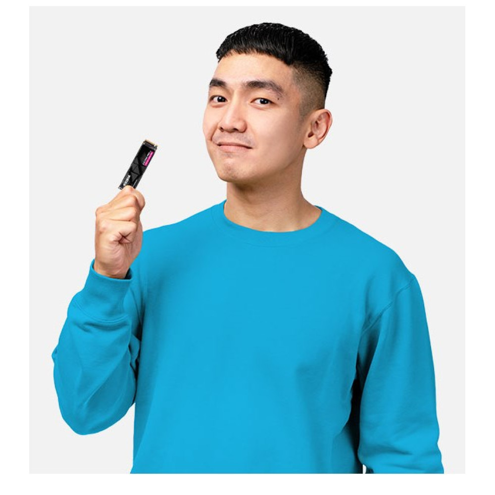 Mężczyzna w niebieskiej bluzie trzyma małą czarną płytkę drukowaną.