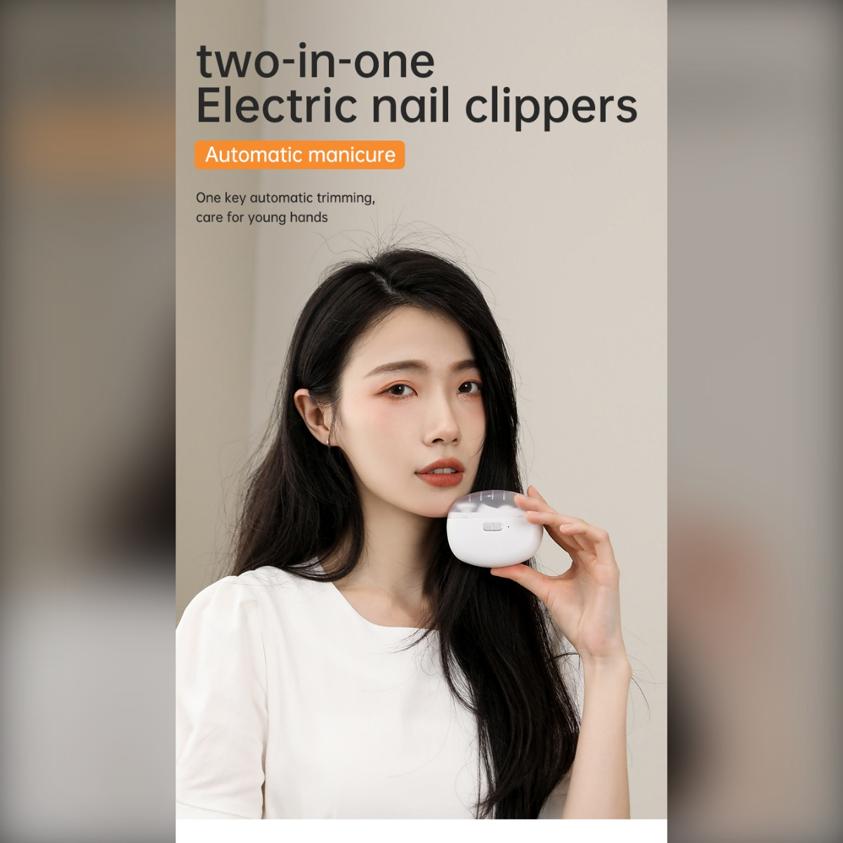 Kobieta trzyma mały biały elektryczny cążek do paznokci z przezroczystą nakładką.