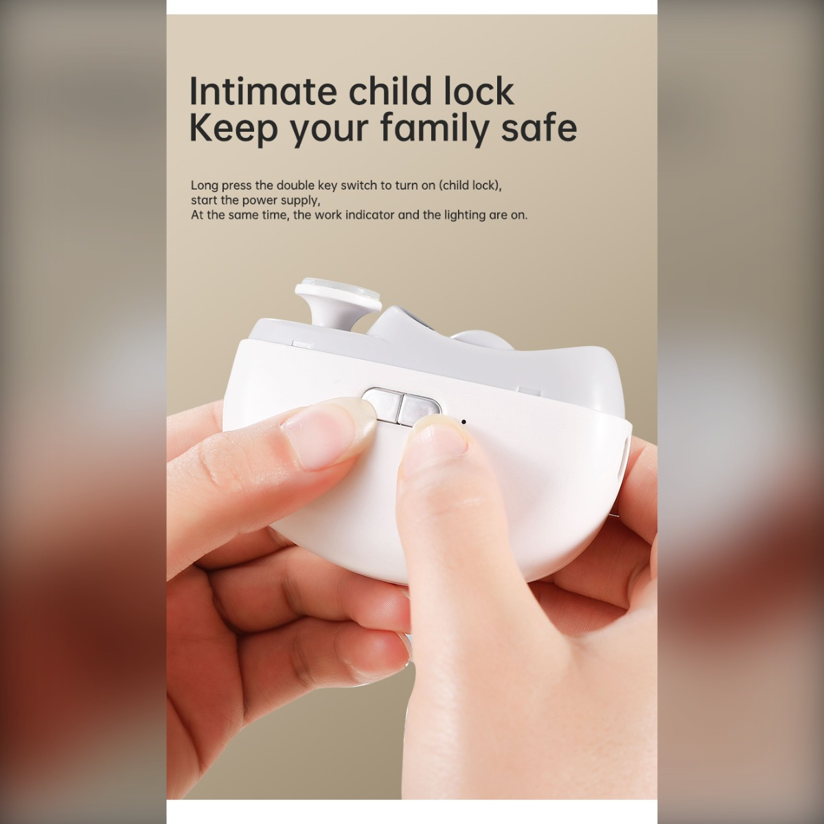 Dłonie naciskają przyciski na białym urządzeniu zabezpieczającym przed dziećmi. Tekst: 'Intimate child lock'.