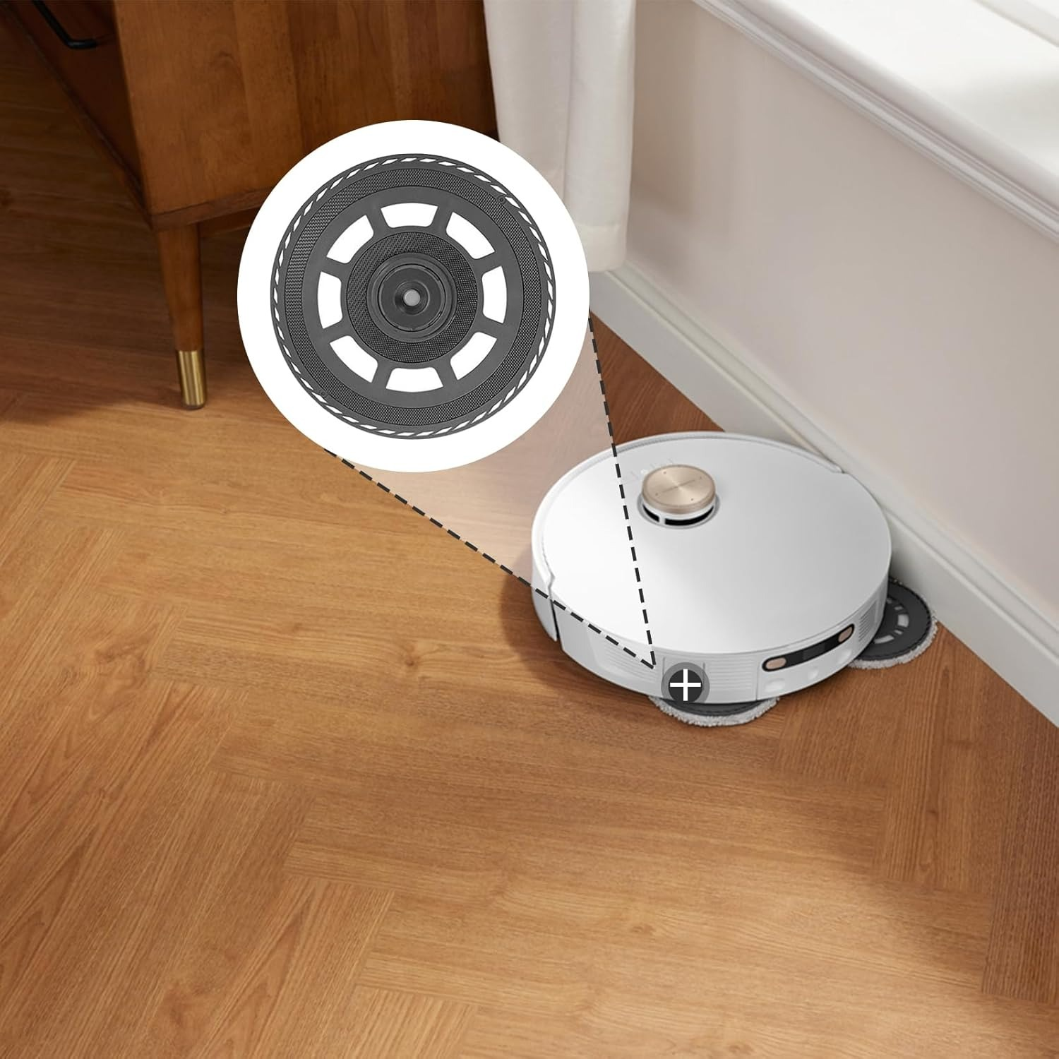 Een witte robotstofzuiger met draaiende borstels reinigt een houten vloer.
