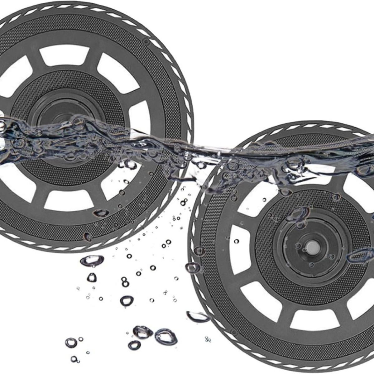 Twee donkere, ronde delen met openingen bedekt door water.