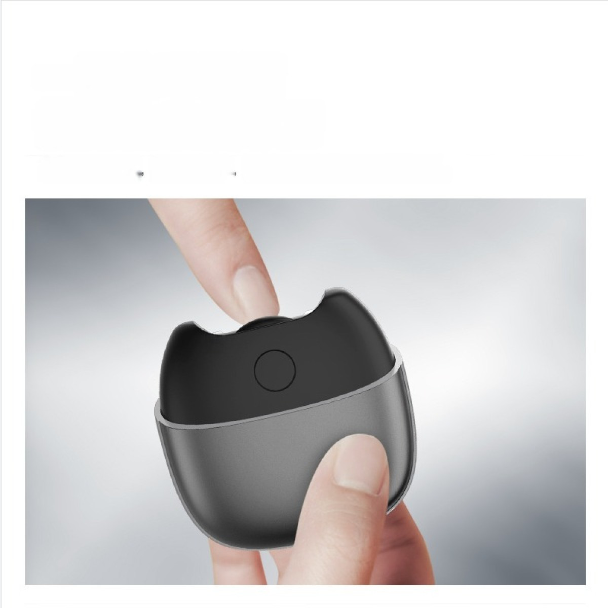 Palec naciska mały czarny przycisk na małym szarym urządzeniu.