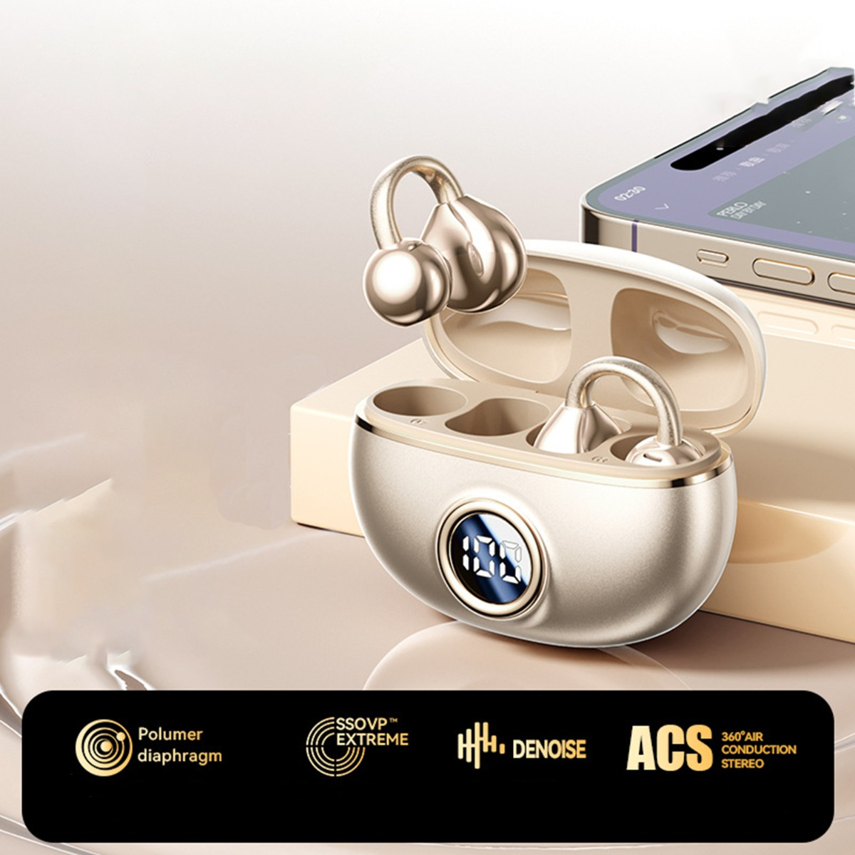 Złote słuchawki w otwartym etui ładującym ze smartfonem obok.