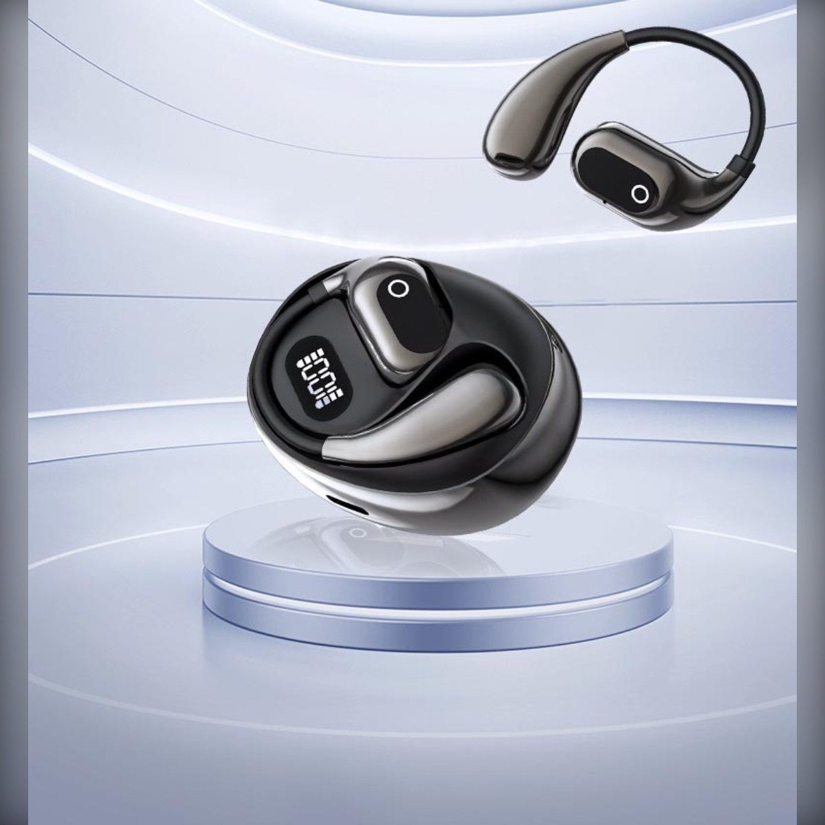 Czarny zestaw słuchawek bezprzewodowych z etui ładującym, na postumencie.