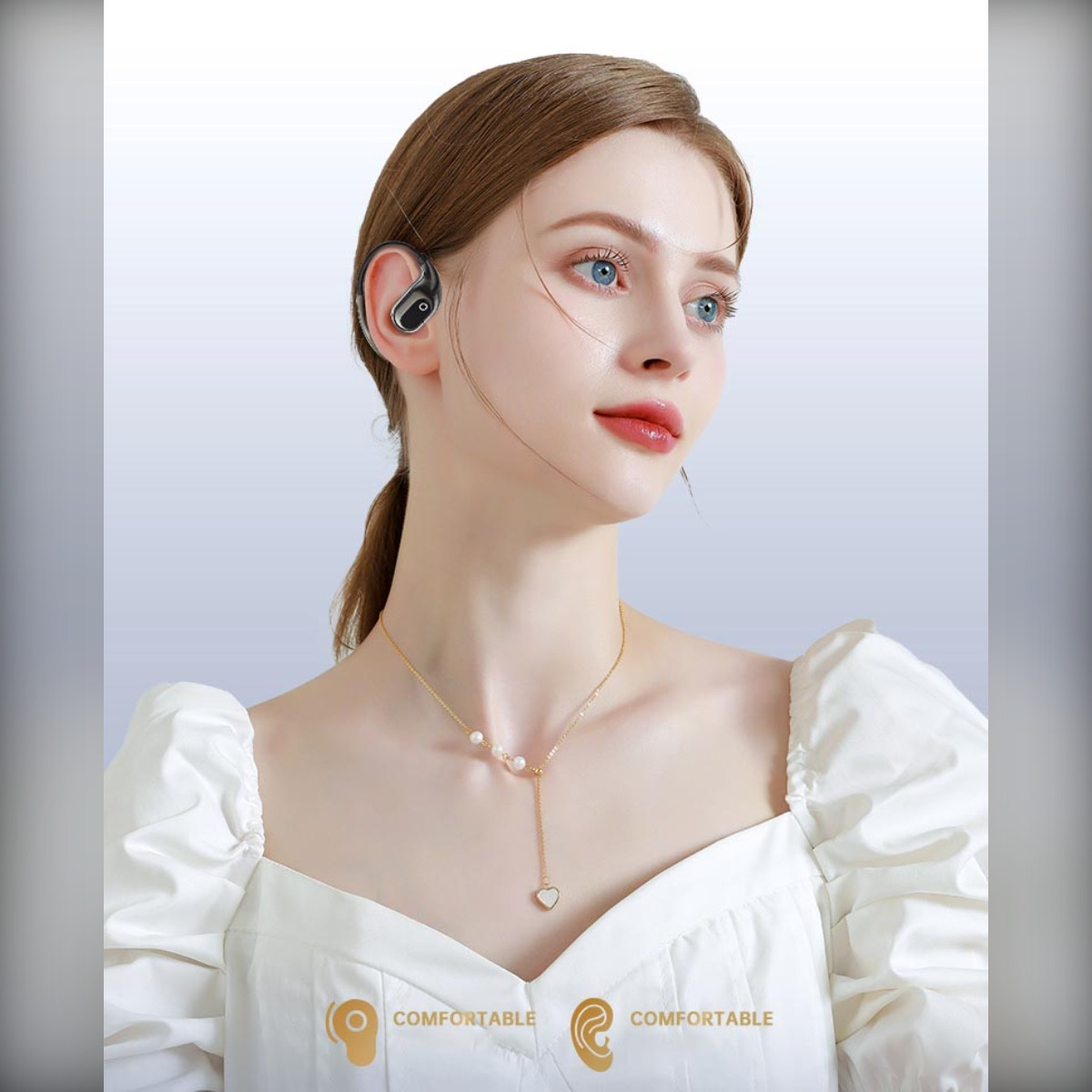 Kobieta w słuchawkach, z naszyjnikiem, na jasnoniebieskim tle.