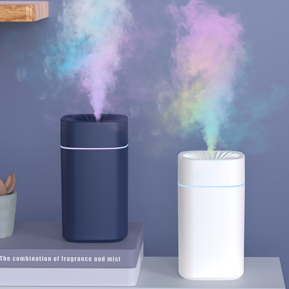 Dwa nawilżacze, niebieski i biały, emitują kolorową mgiełkę.