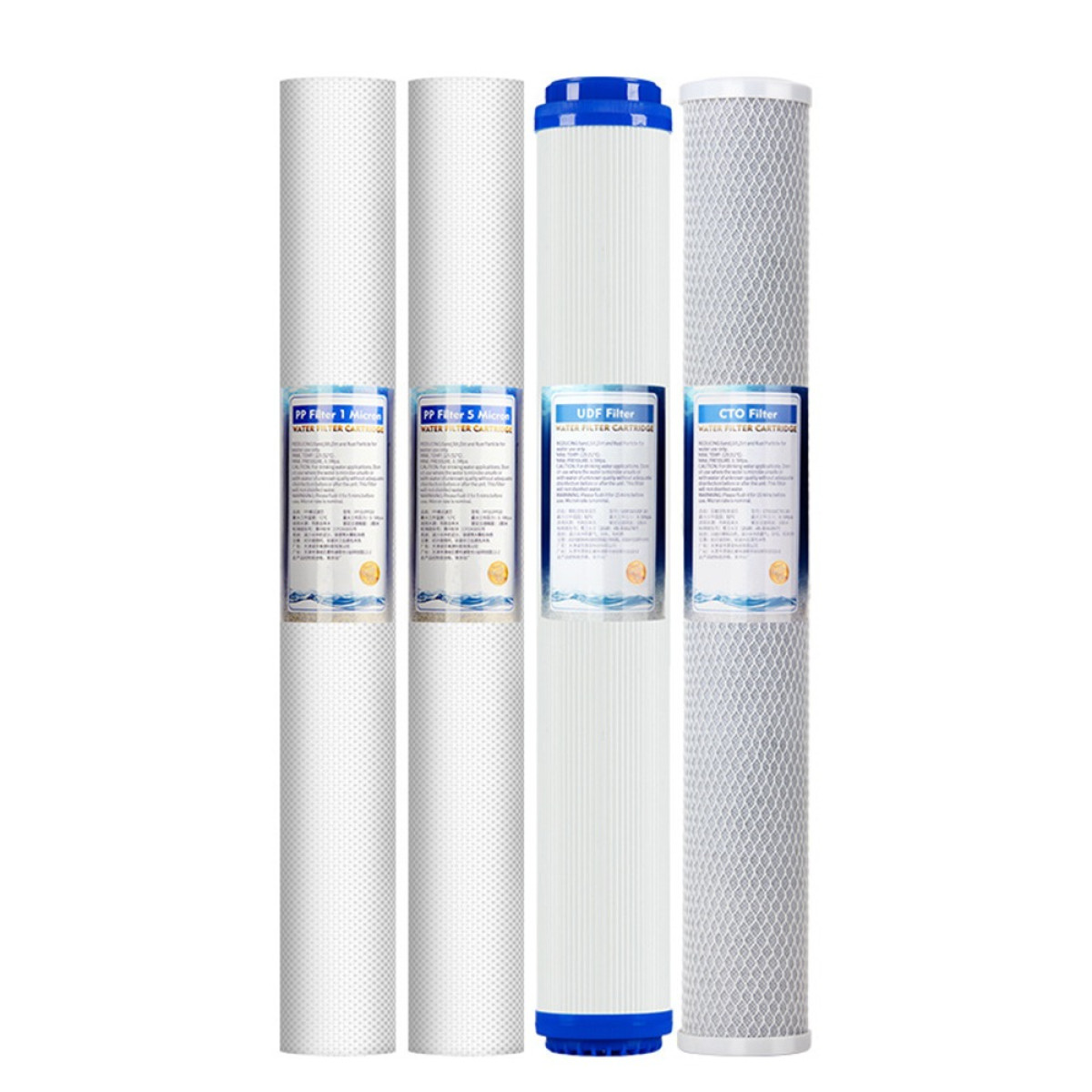 Vier Wasserfilterkartuschen nebeneinander: zwei weiße PP-Filter, ein UDF-Filter und ein CTO-Filter.