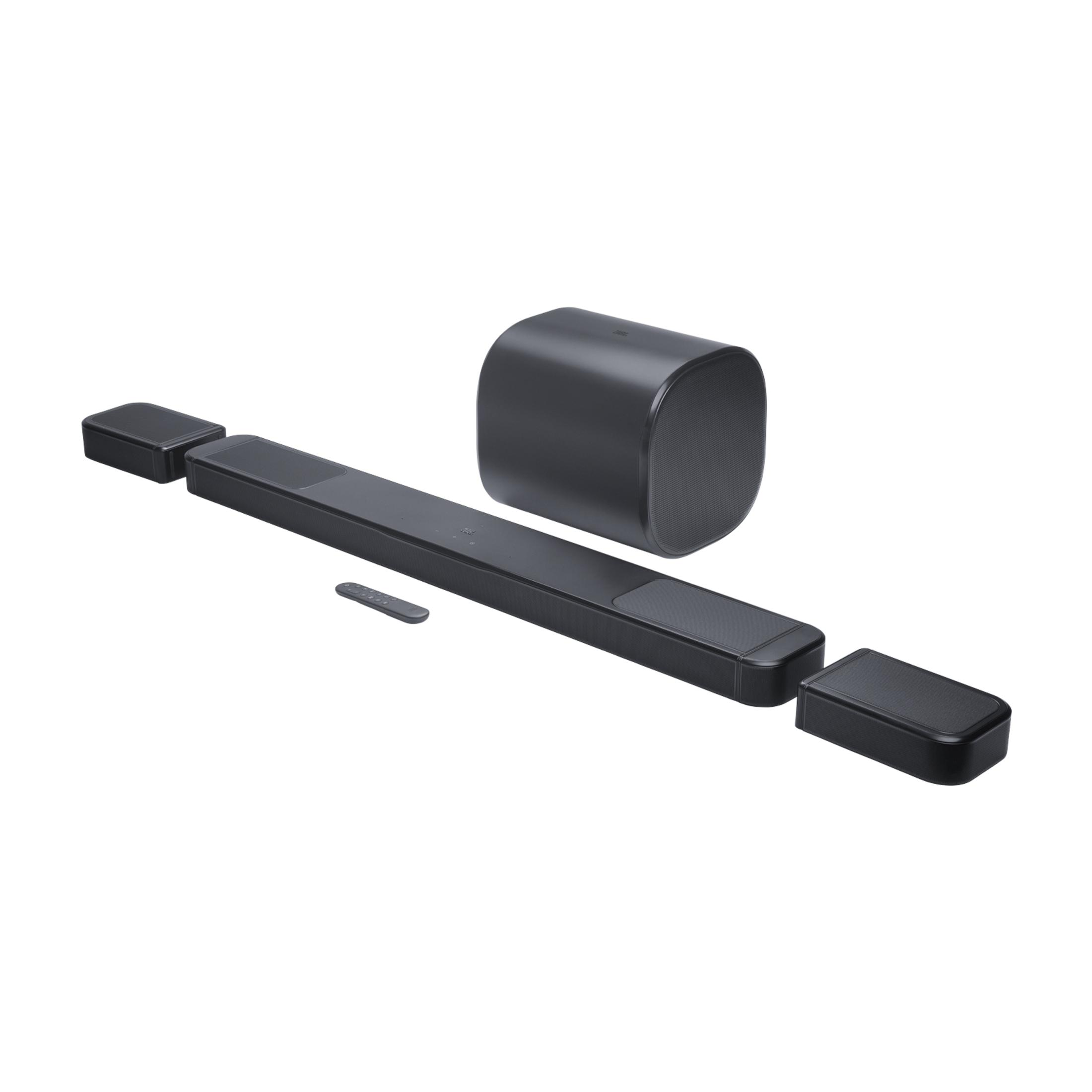 Barra de sonido negra con subwoofer y mando a distancia sobre fondo blanco.