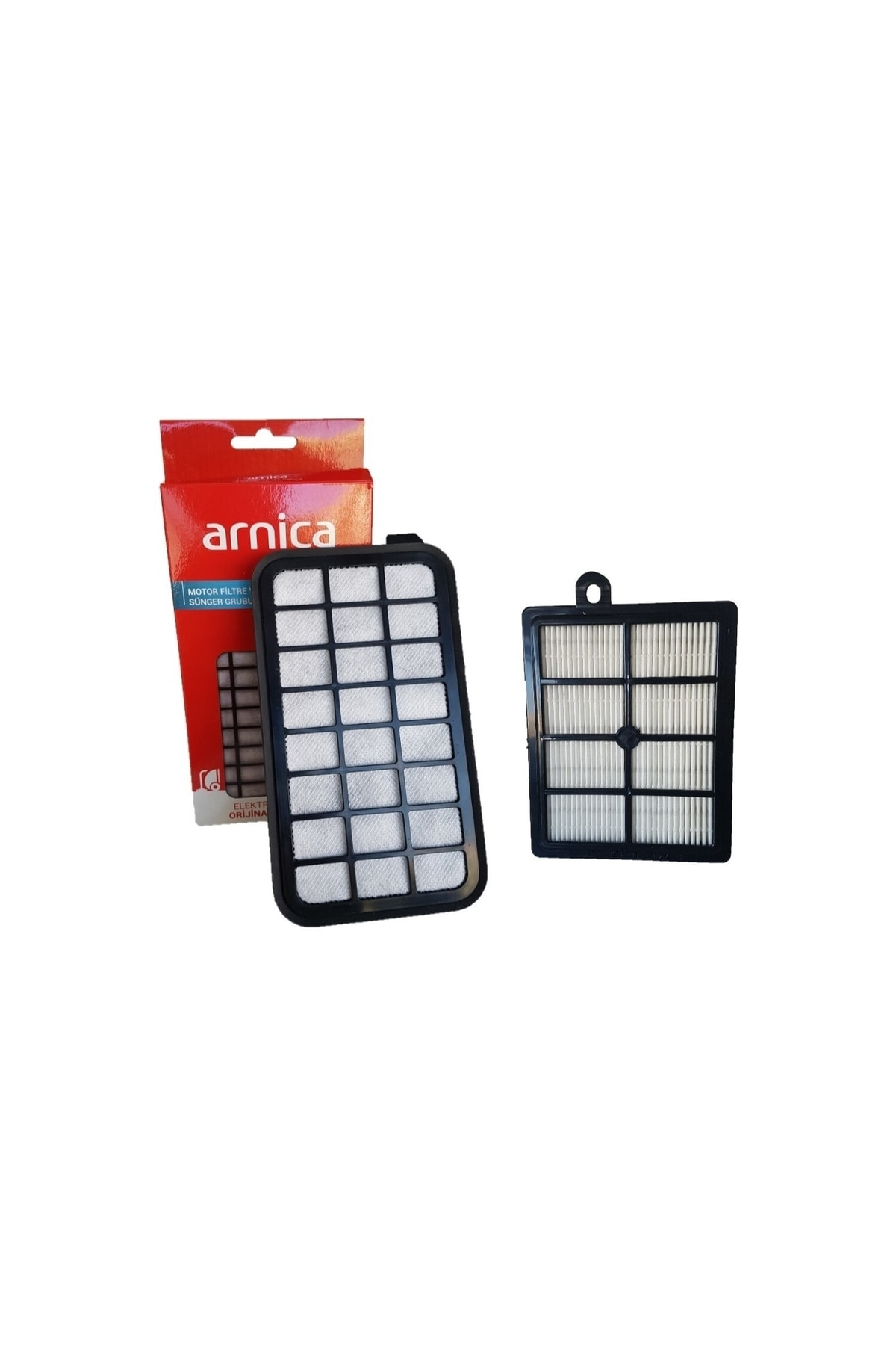 Arnica etiketli kırmızı kutunun yanında iki siyah beyaz elektrikli süpürge filtresi.
