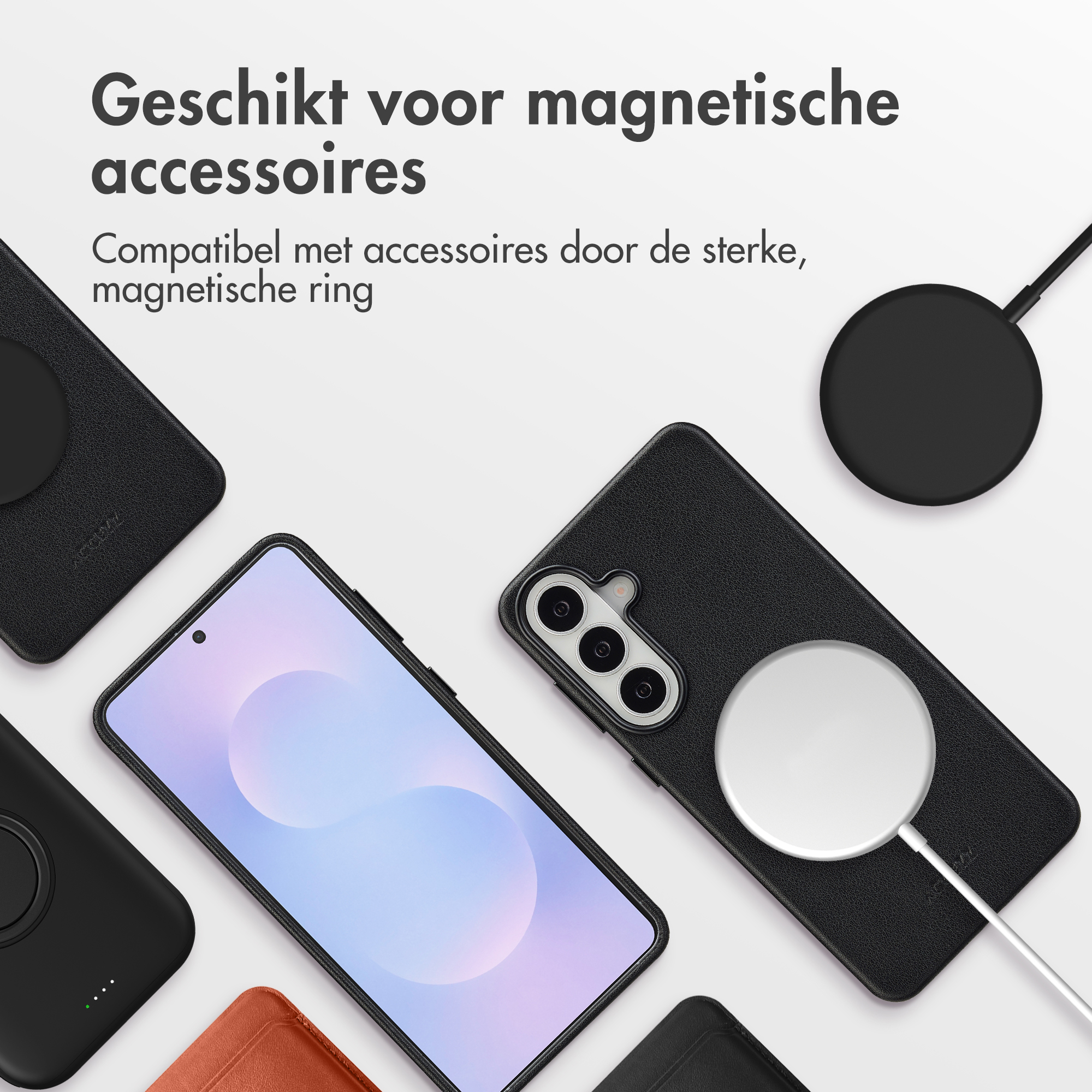 Meerdere zwarte telefoonhoesjes en een smartphone met MagSafe oplader.