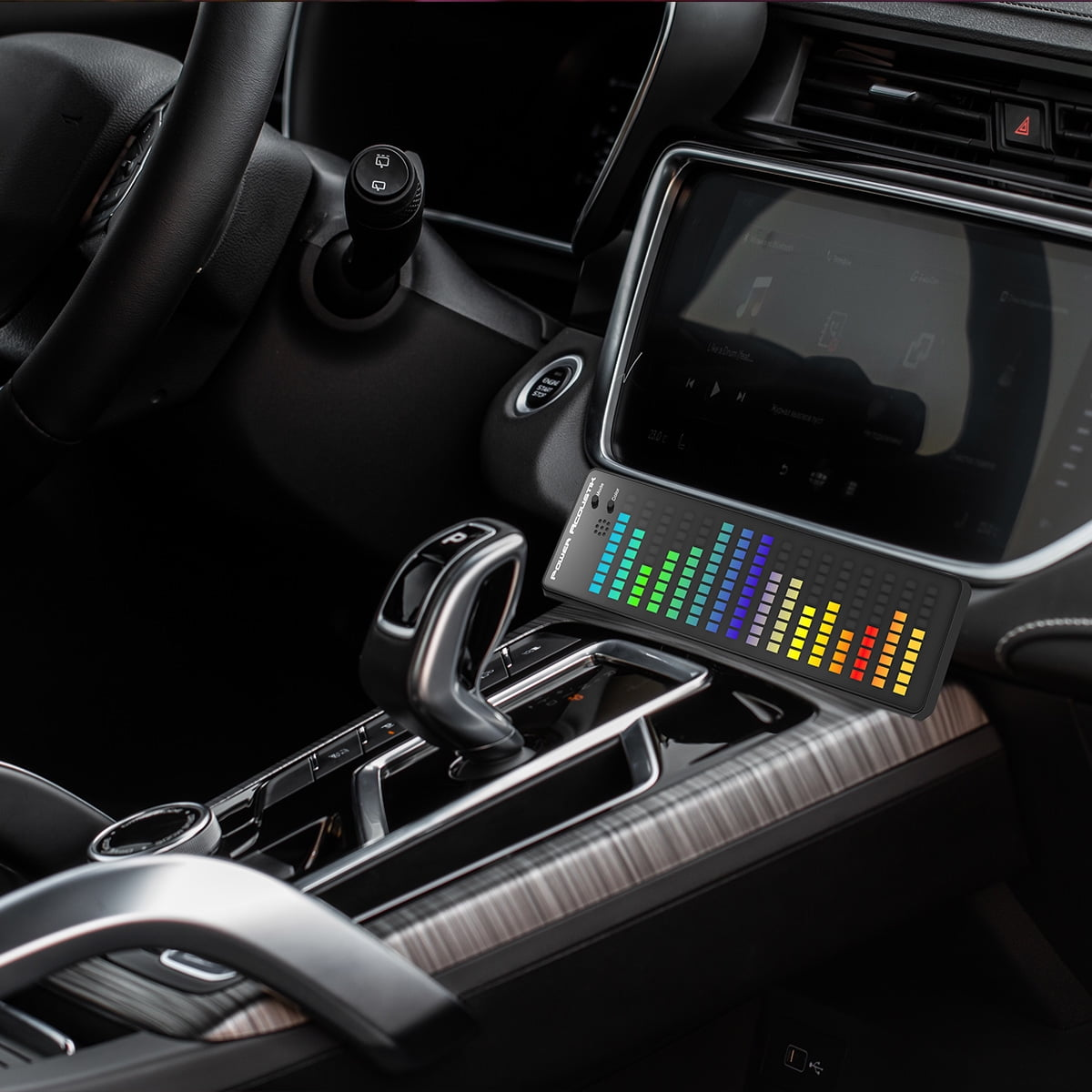 Autoinnenraum mit Equalizer-Display, Gangschaltung und Touchscreen.