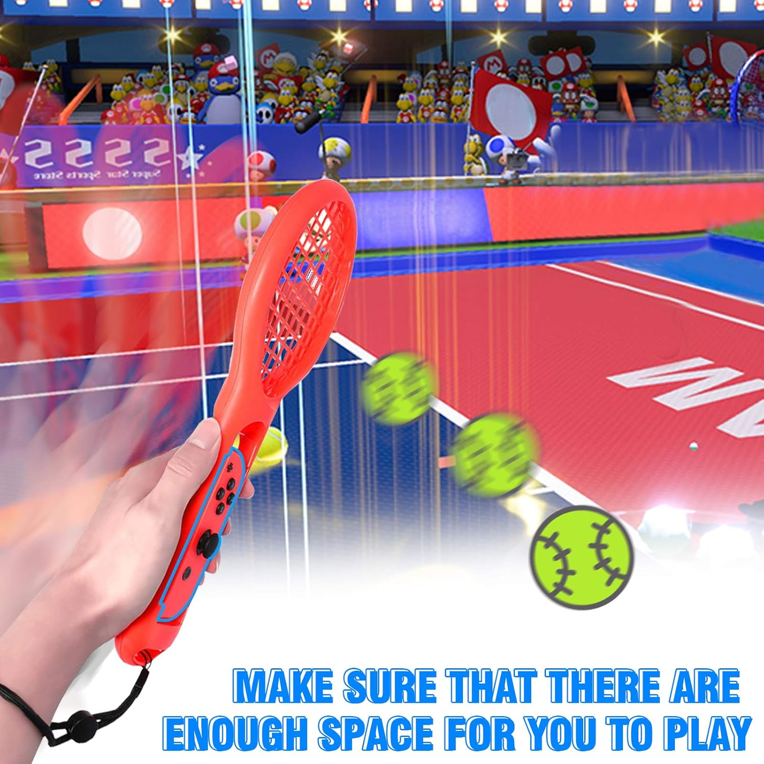 Eine Hand hält einen roten Tennisschläger-Controller auf einem Platz. Tennisbälle fliegen.