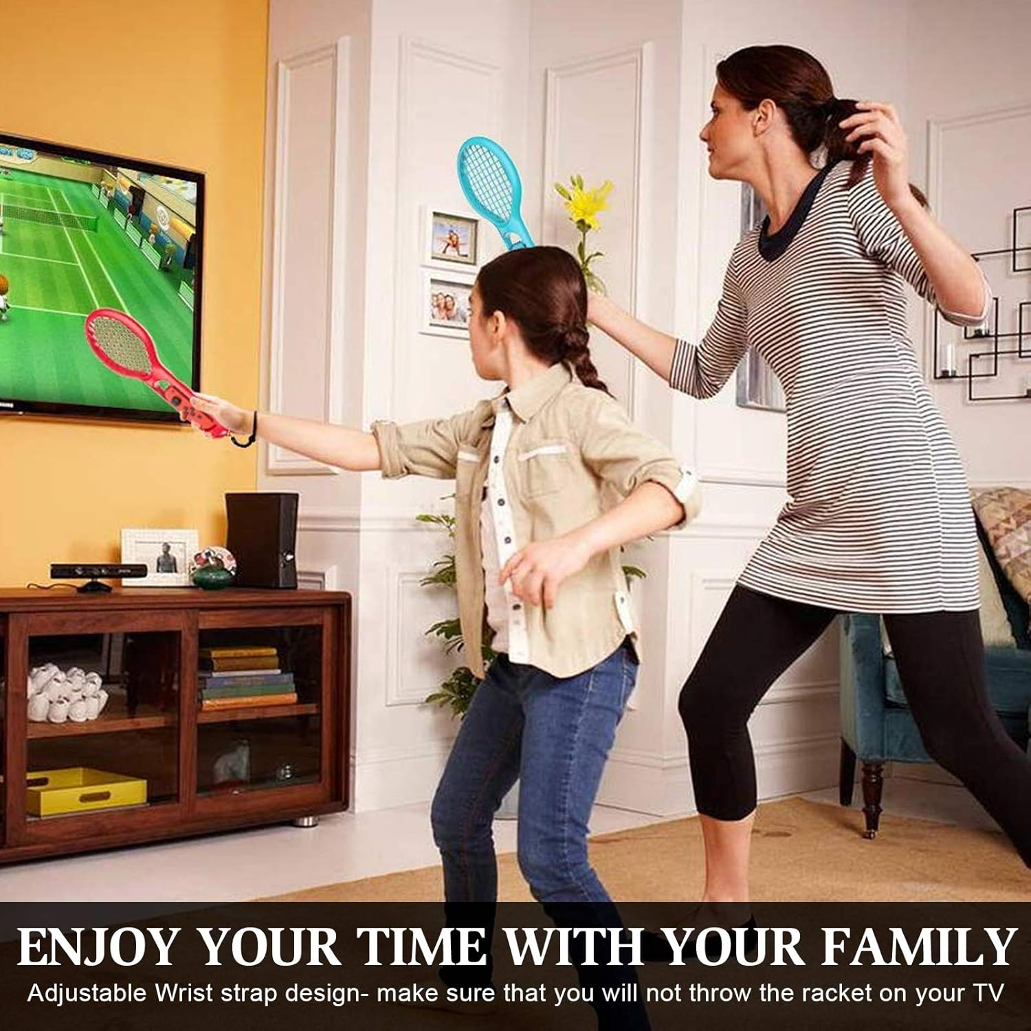 Mutter und Kind spielen Tennis auf dem Fernseher mit Schlägern.