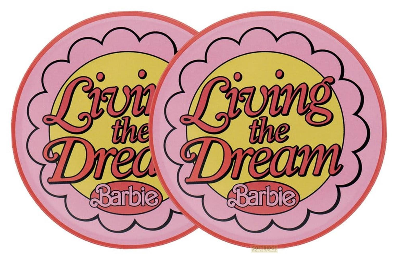 Zwei rosa Teller mit gelbem Kreis zeigen 'Living the Dream Barbie'.