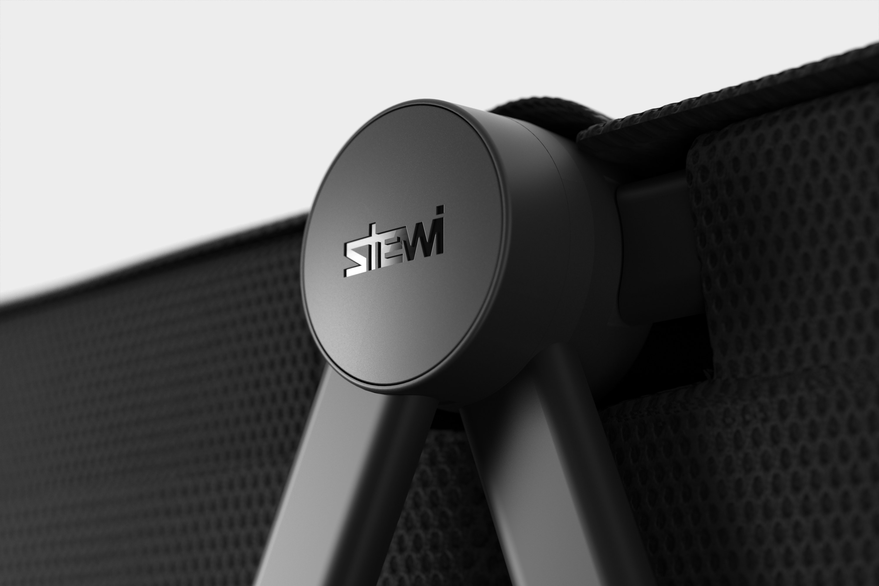 Gros plan d'un logo rond noir avec le nom « STEWI ».