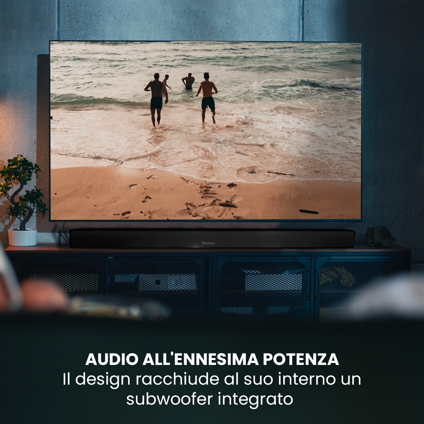 Menschen laufen ins Meer am Strand. Ein schwarzer Soundbar steht vor einem Fernseher.
