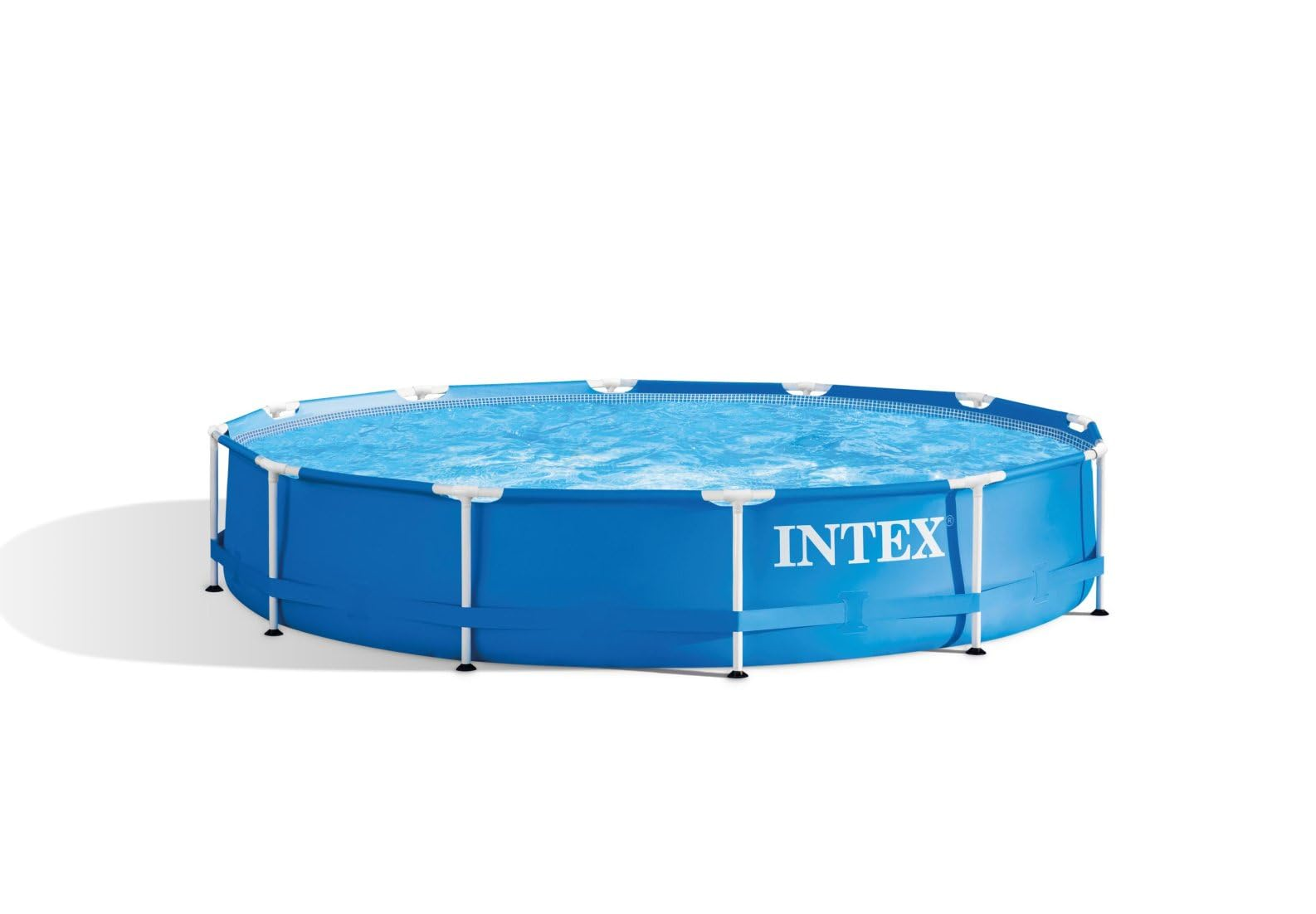 Ein blaues Intex-Aufstellbecken mit weißen Stützen und Wasseroberfläche.