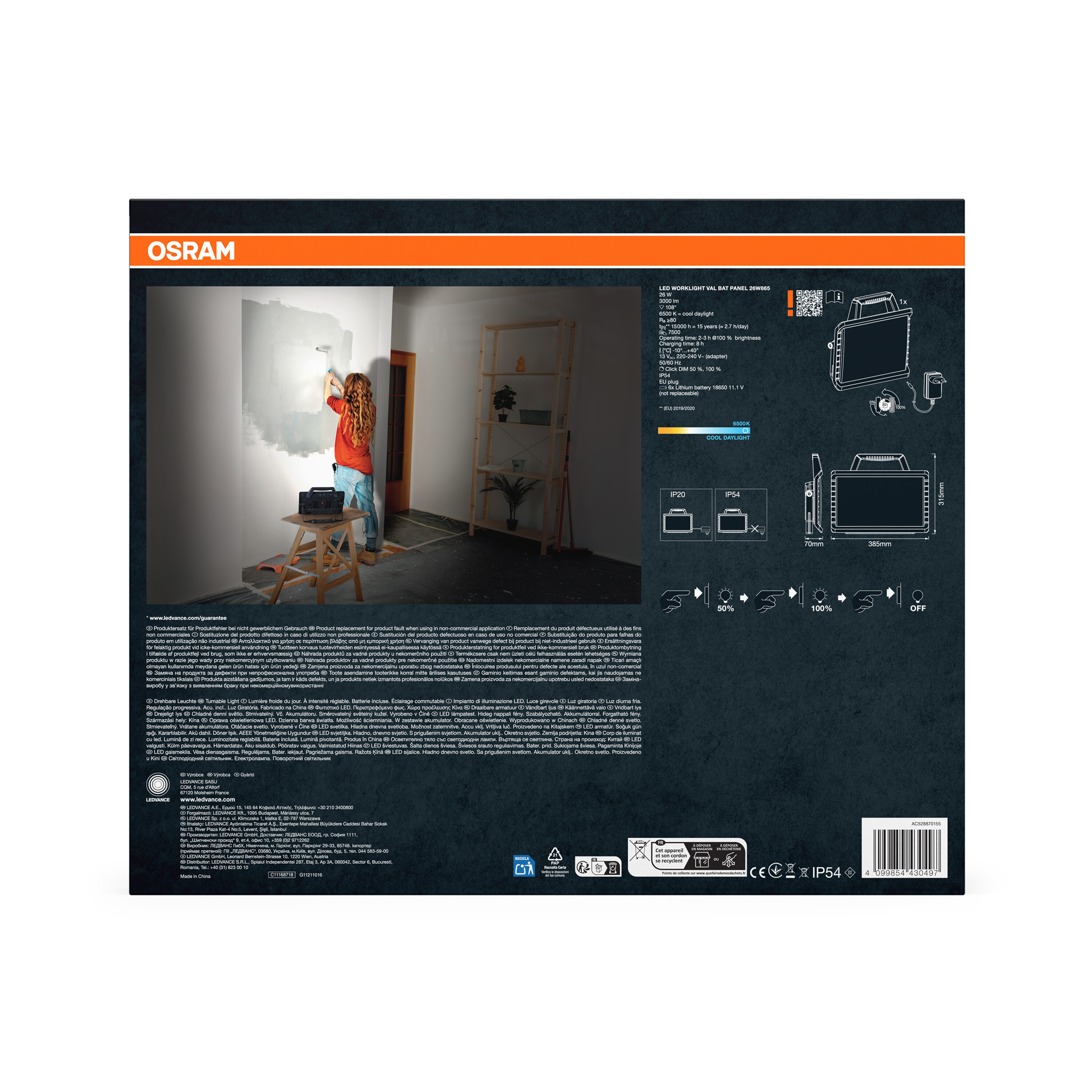 Eine Person malt eine Wand. Daneben ein Osram LED-Arbeitsscheinwerfer.