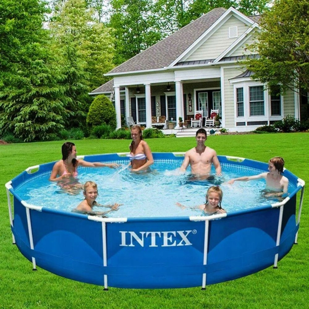 Familie genießt einen sonnigen Sommertag in einem Intex-Pool vor einem Haus.