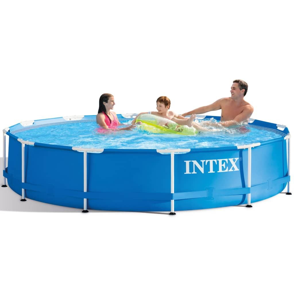 Familie planscht in blauem Intex-Pool mit aufblasbarem Spielzeug.