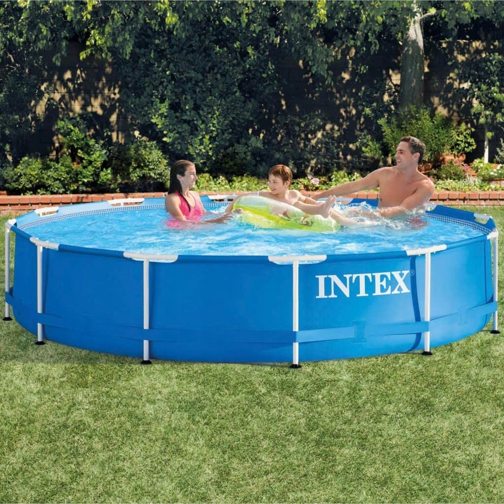 Familie planscht in einem runden INTEX-Pool im Garten.