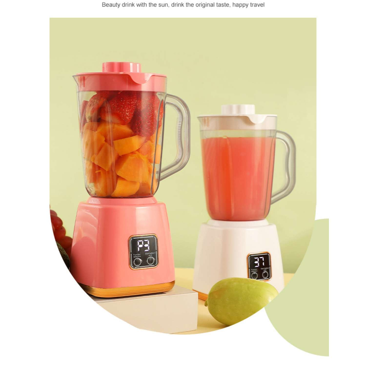Zwei Mixer mit Früchten und Saft. Ein Mixer ist rosa mit Erdbeeren und Pfirsichen.