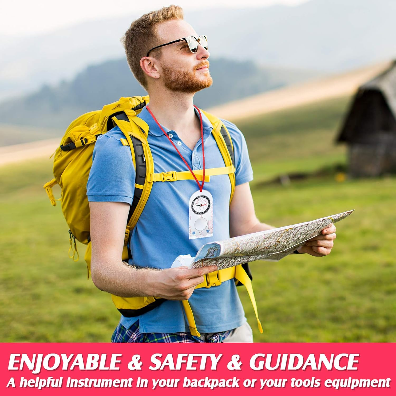 Ein Mann mit Rucksack hält eine Karte und einen Kompass in einer grünen Landschaft.