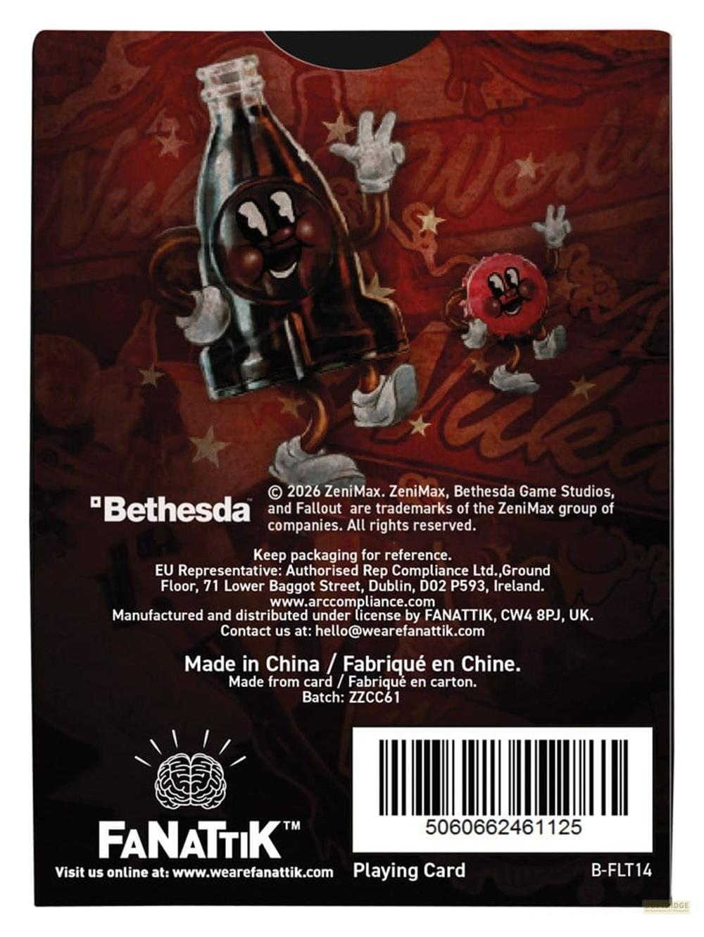 Eine Cola-Flasche und eine Kappe mit Armen und Beinen auf rotem Hintergrund.