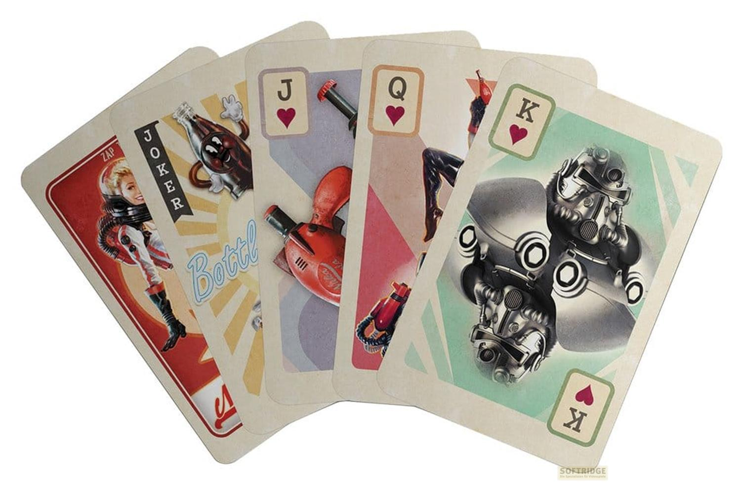 Spielkarten: Astronautin, Joker, Flaschen, Waffen und ein Ritterhelm.