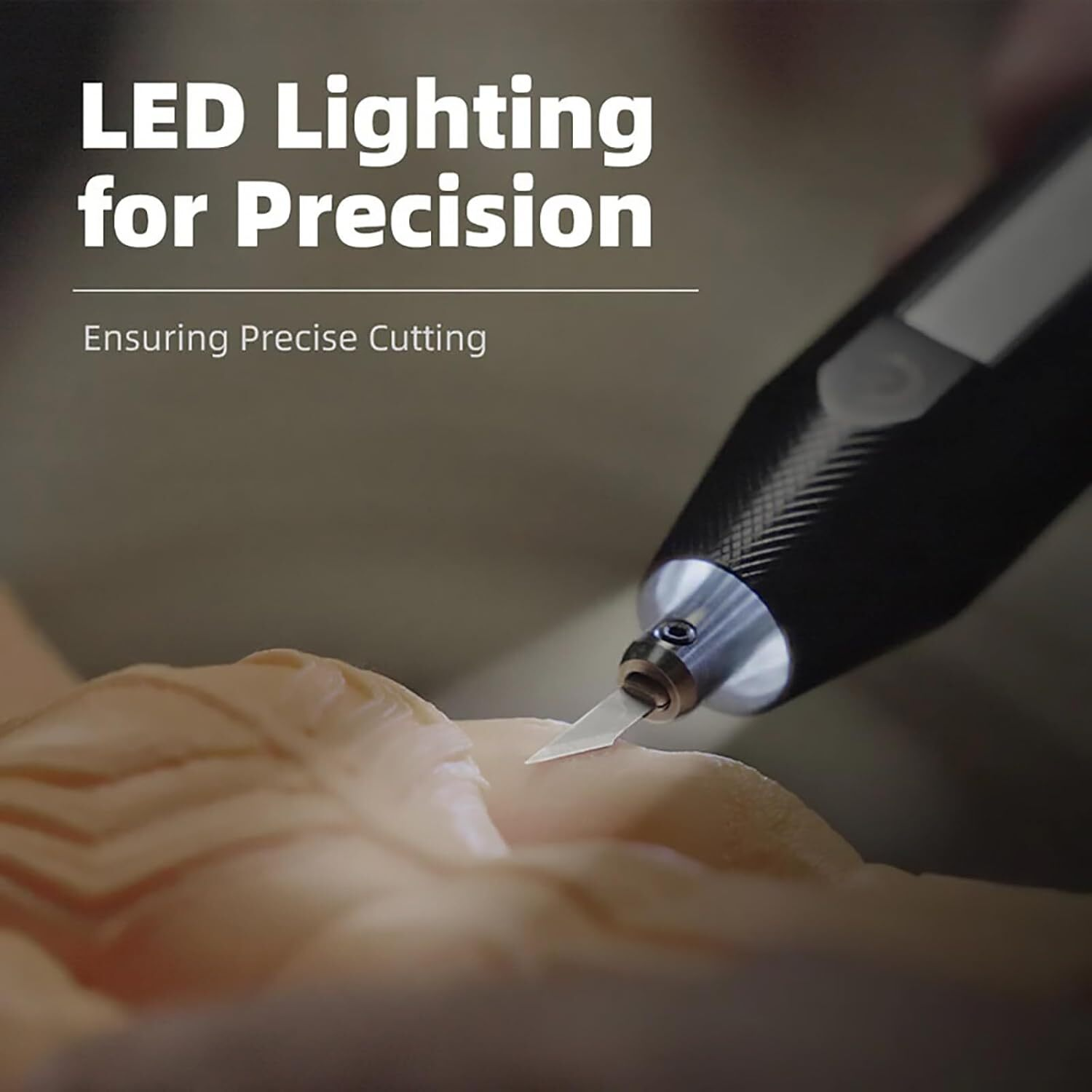 Präzisionswerkzeug mit LED-Licht schneidet in Material.
