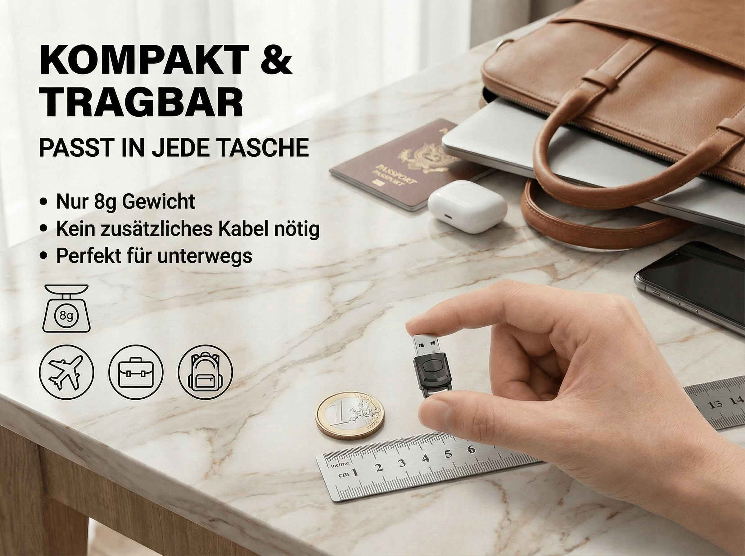 Hand hält kleinen USB-Stick neben Münze, Lineal, Reisepass, Laptop und Tasche.