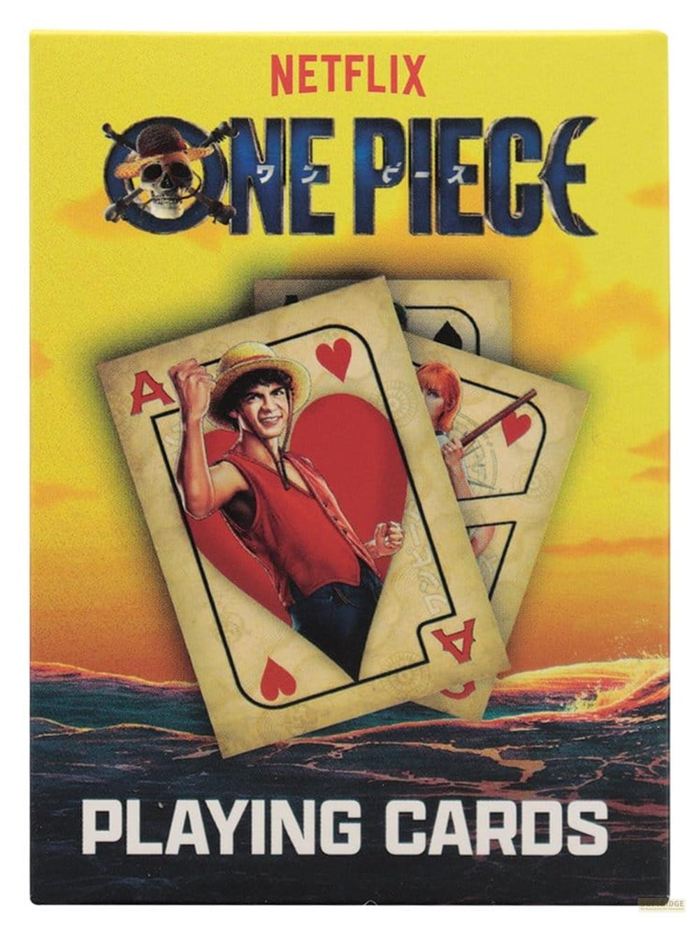 Netflix One Piece Spielkarten: Mann mit Hut, Herz-Ass, Piraten-Logo über Meer & Himmel.