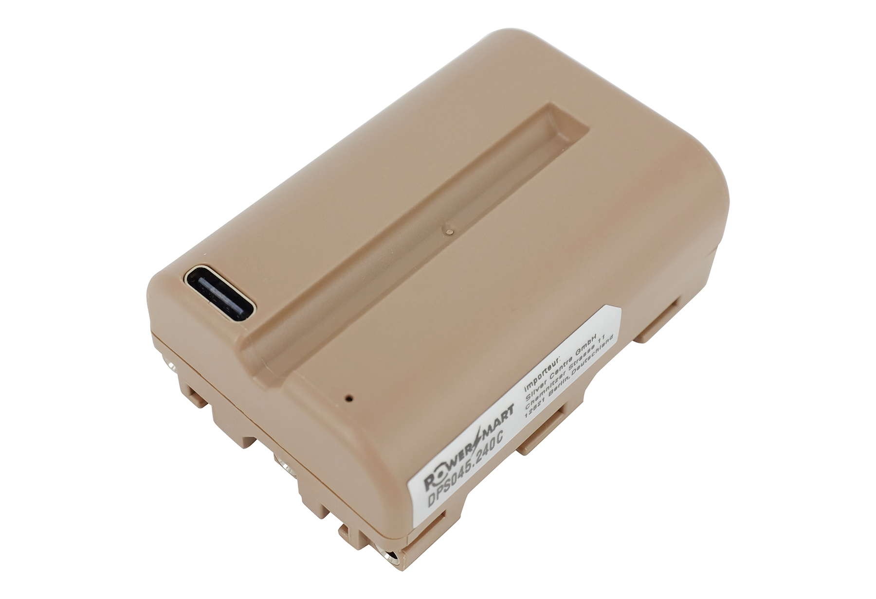 Ein brauner Akku mit einem USB-C-Anschluss und Etikett.