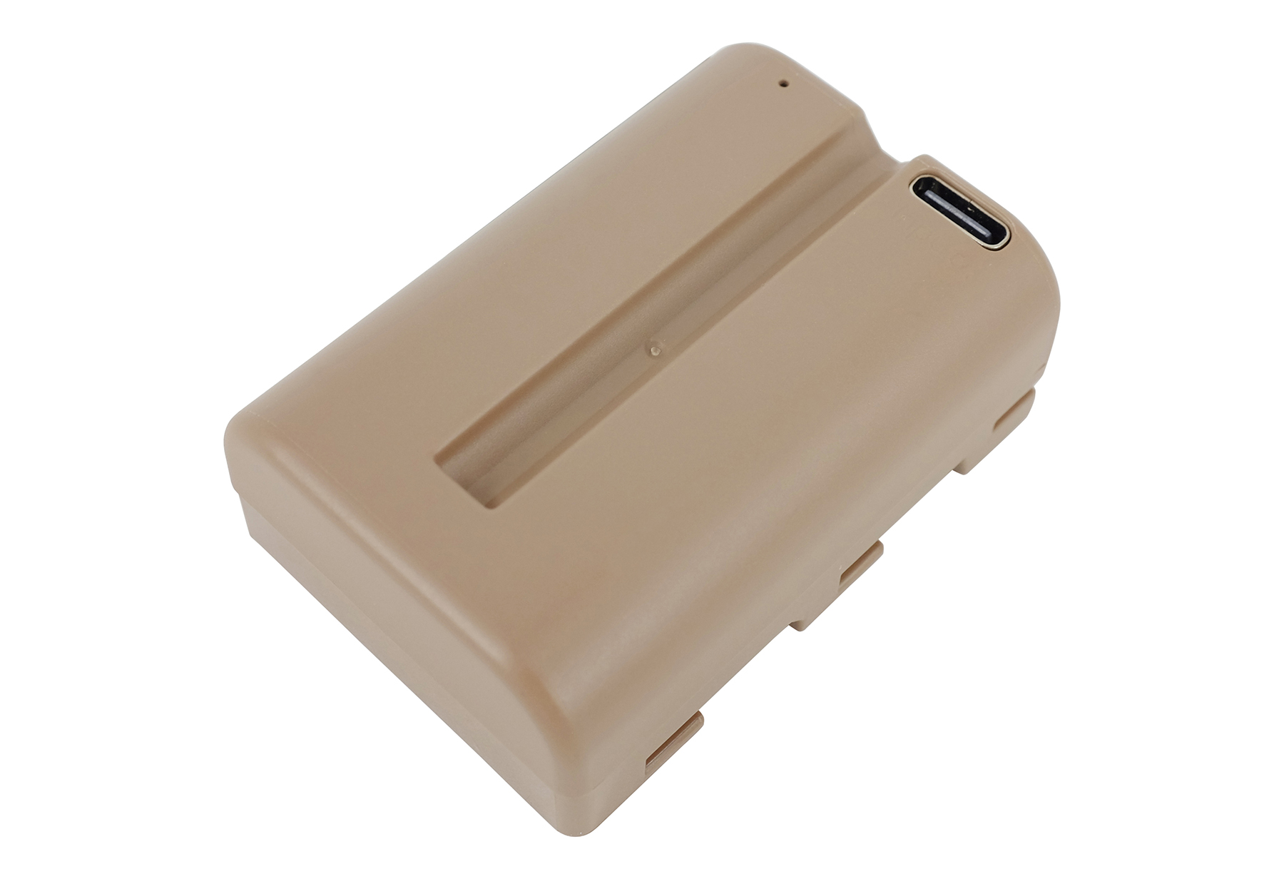 Ein beigefarbener Akku mit einem USB-C-Anschluss an einem Ende.