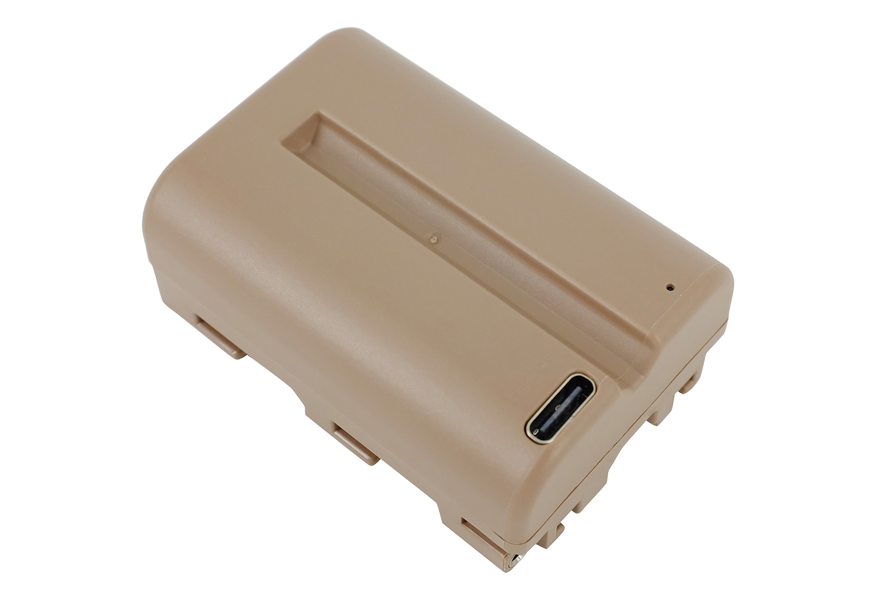Ein beiger Akku mit einem USB-C-Anschluss auf weißem Hintergrund.