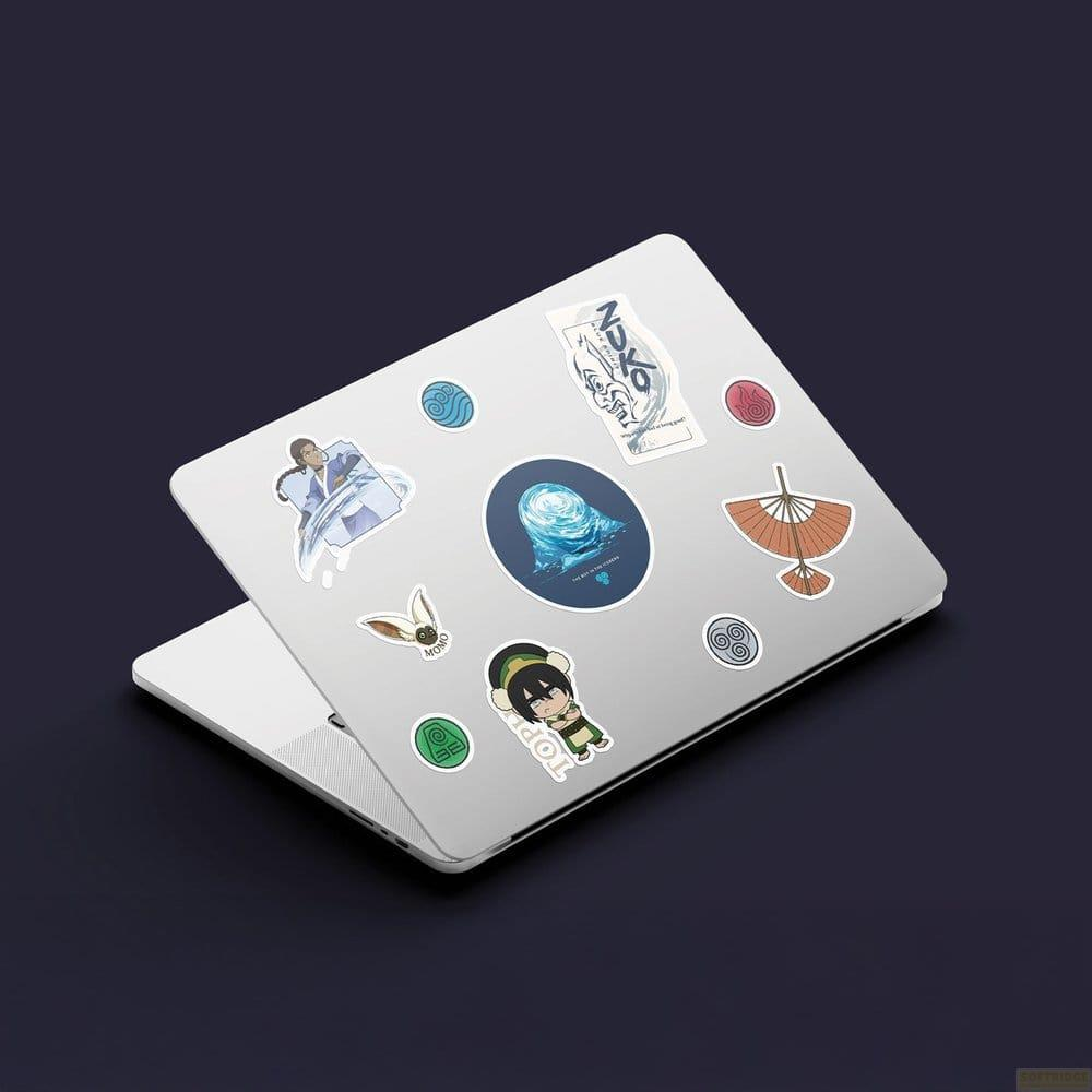 Ein Laptop mit Aufklebern aus Avatar: The Last Airbender.