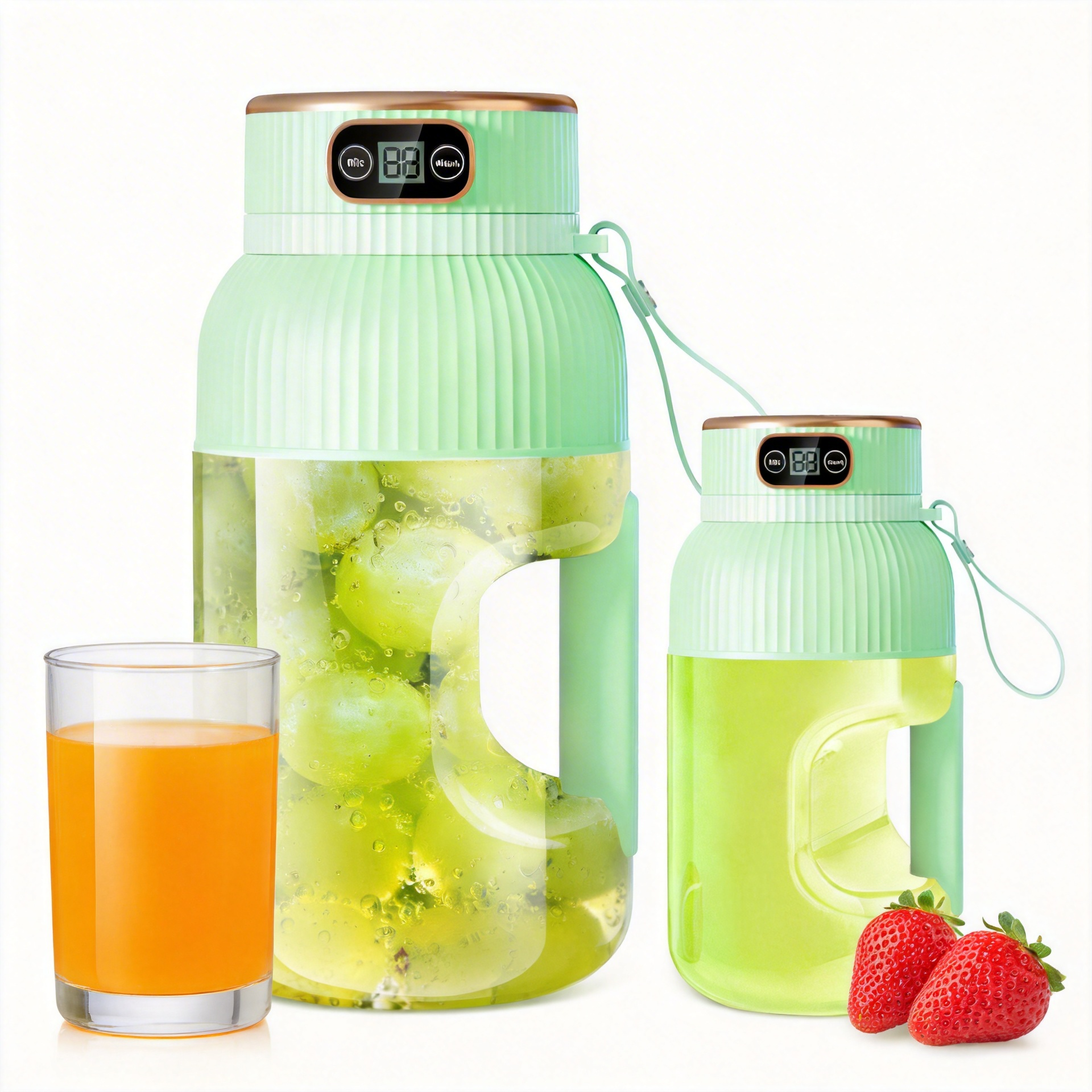 Grüner Mixer mit Trauben und Beeren, daneben ein Glas Orangensaft.