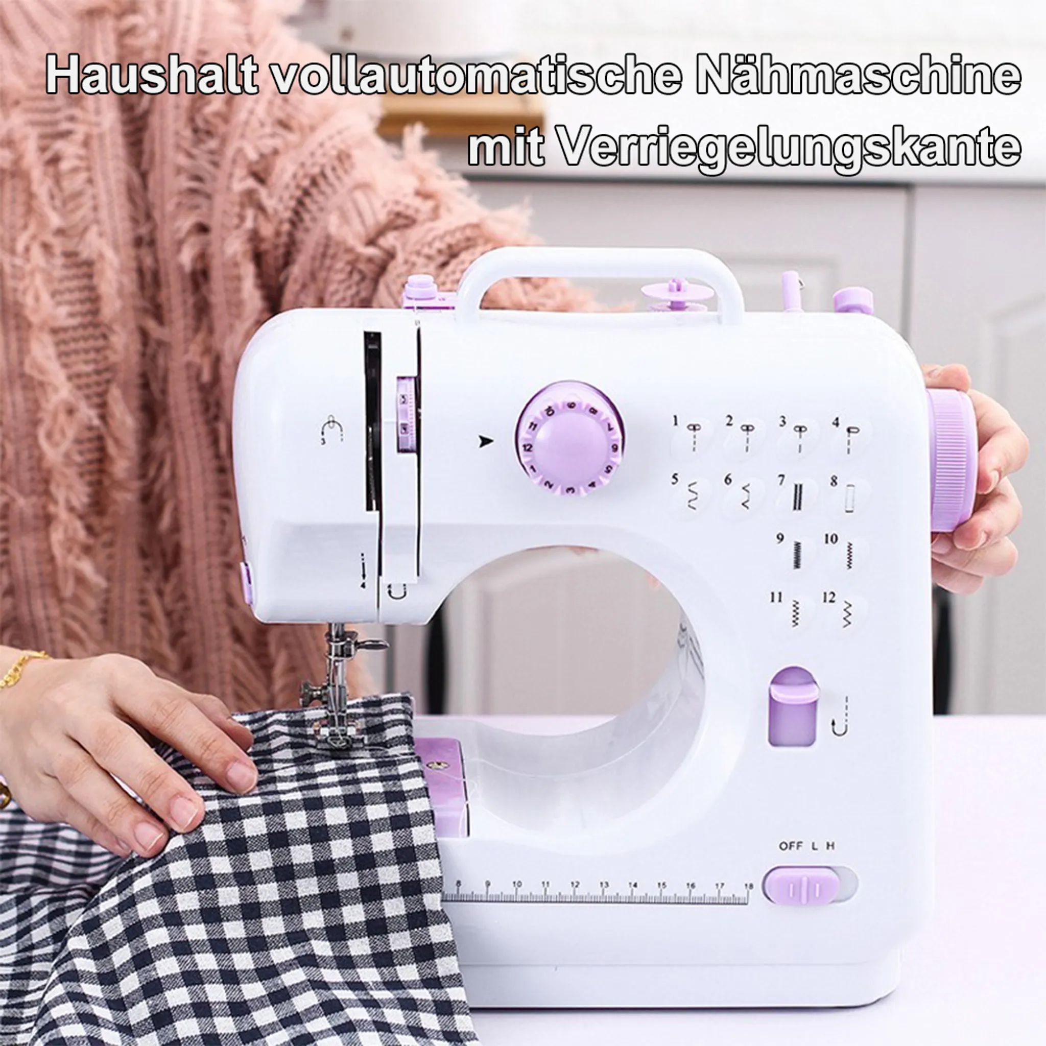 Eine weiße Nähmaschine mit lila Akzenten näht karierten Stoff.