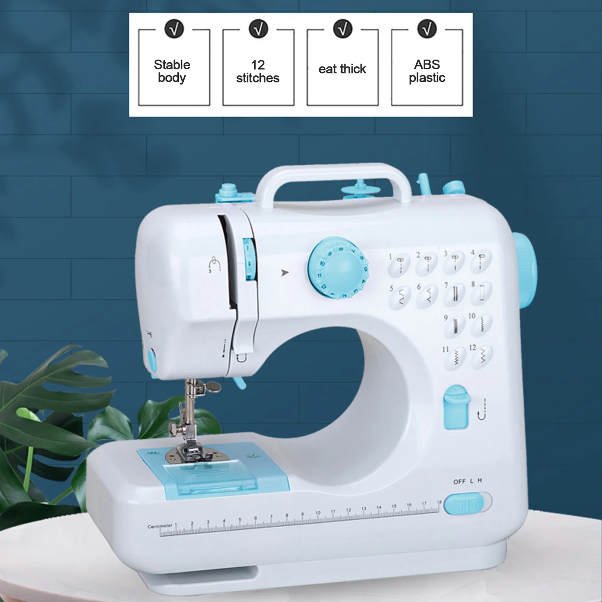 Eine weiße Nähmaschine mit blauen Akzenten steht auf einem Tisch.