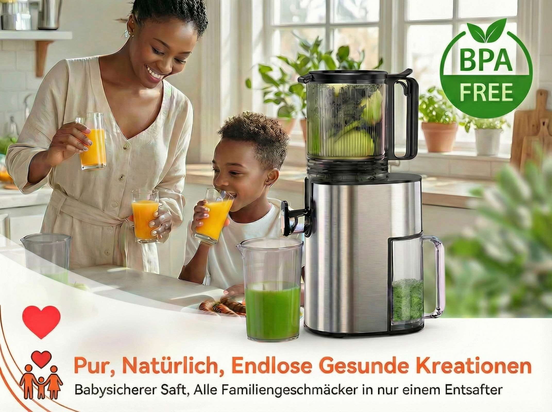 Eine Frau und ein Kind trinken Saft neben einem Entsafter.