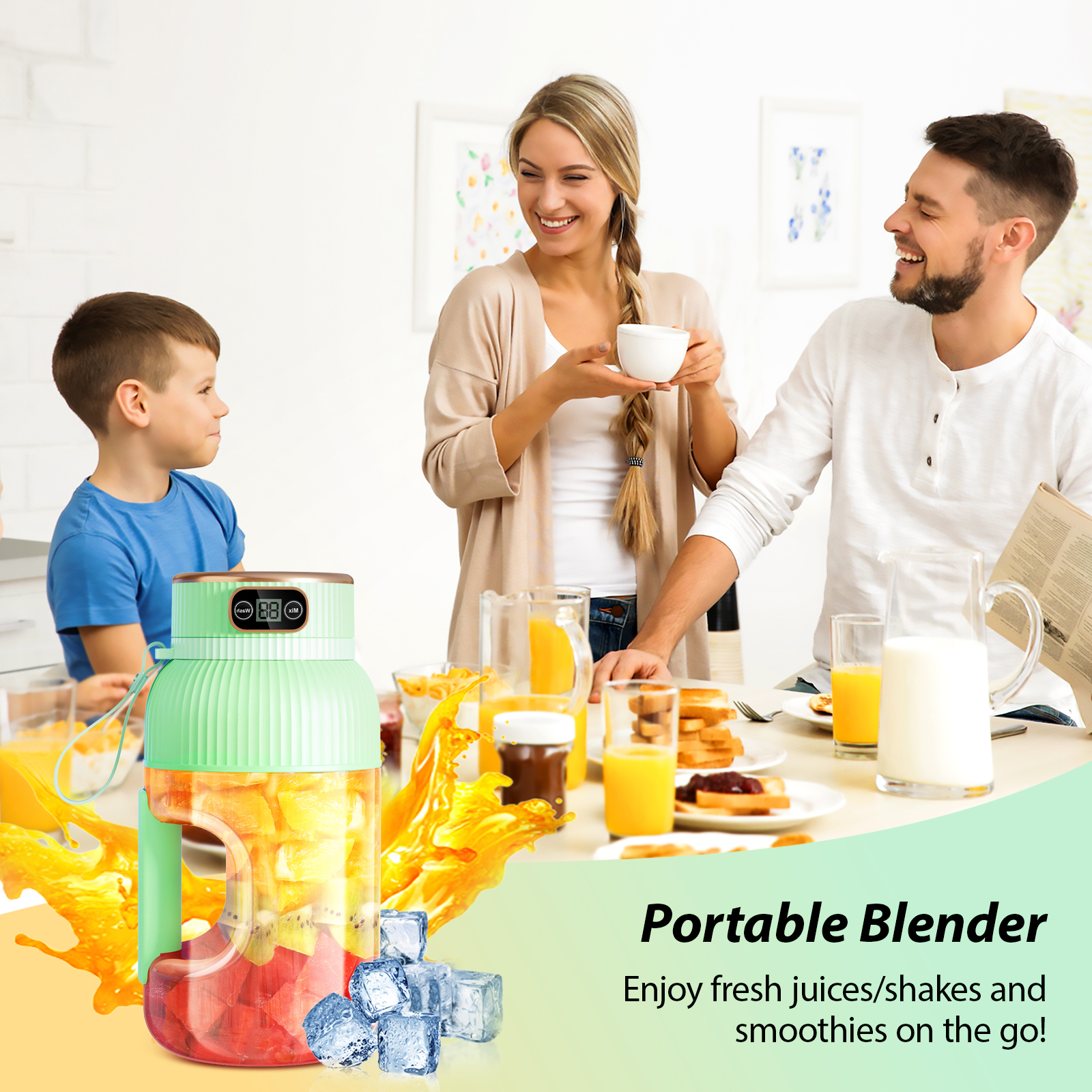 Familie beim Frühstück mit tragbarem Mixer, Toast und Saft.