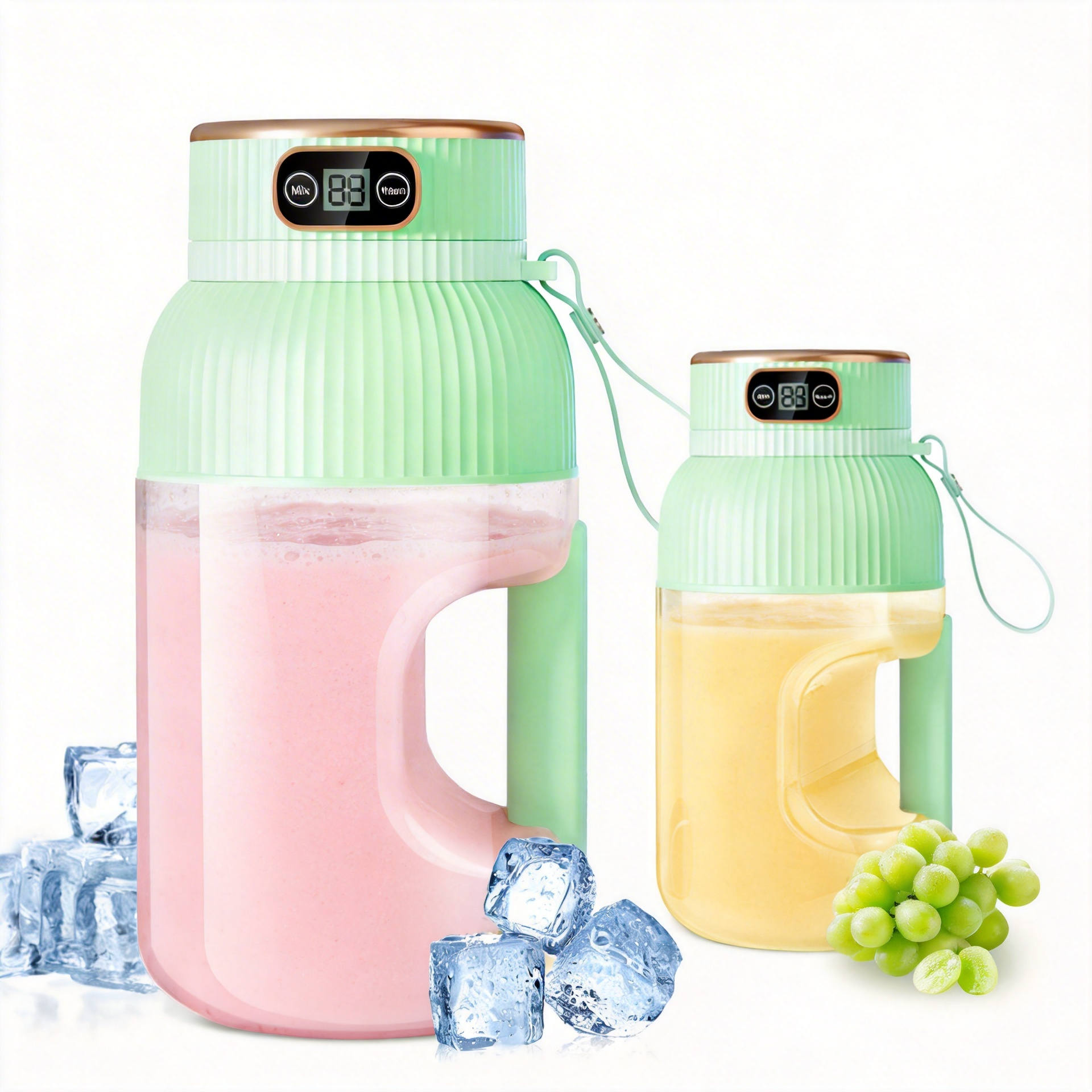 Zwei tragbare Mixer mit grünen Deckeln, einer gefüllt mit rosa Getränk, der andere mit gelbem Saft.
