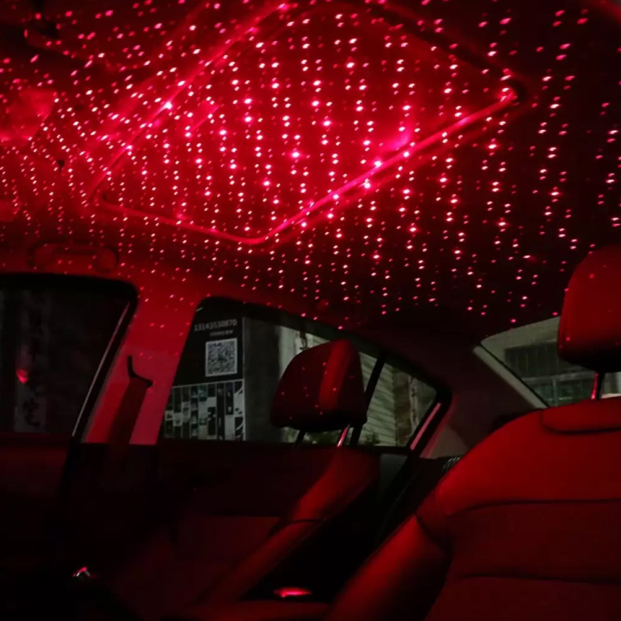 Rote Lichter schmücken das Autodach, die Sitze sind dunkelrot.