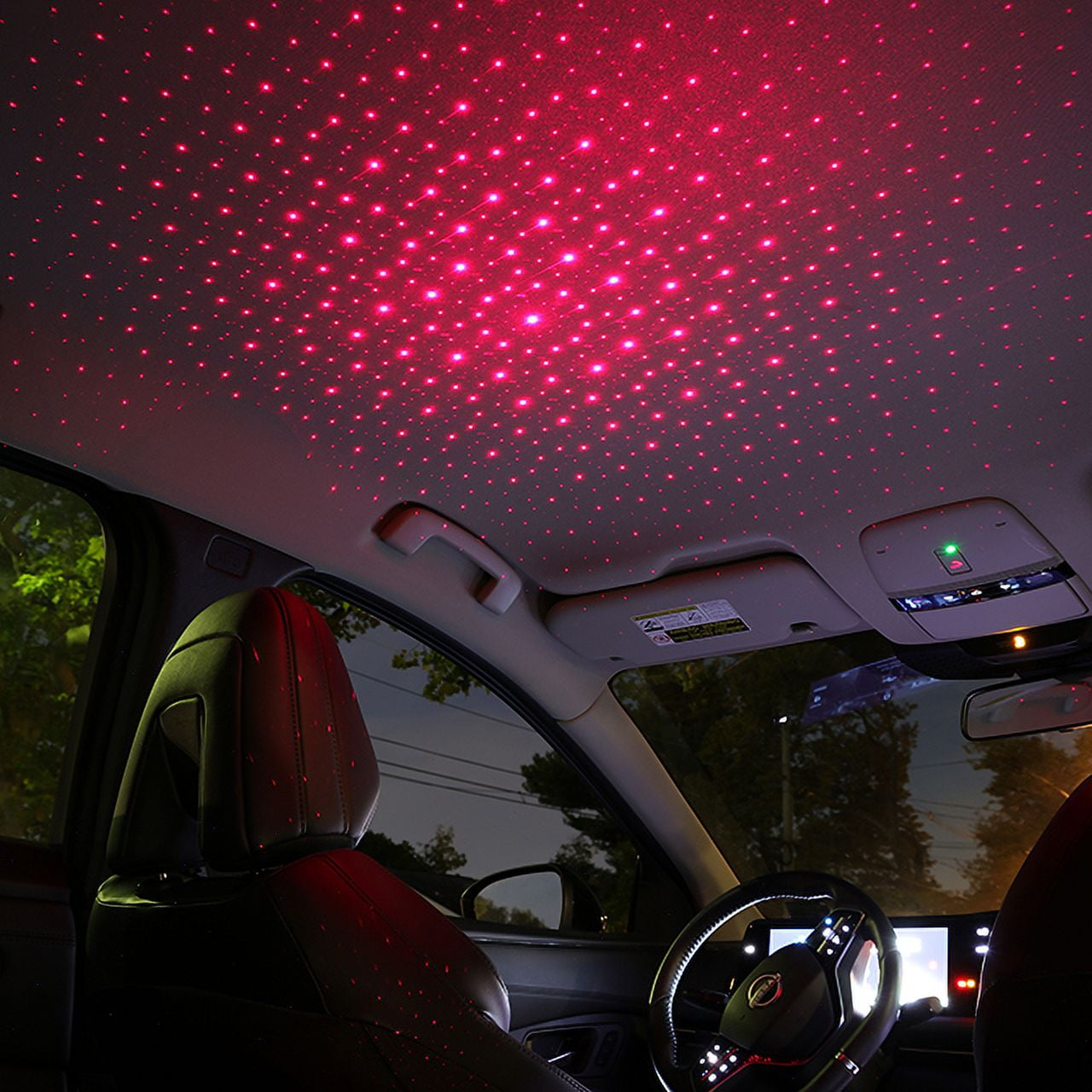 Rote Sternenlichter auf dem Autodachhimmel, Innenansicht. Dunkel.