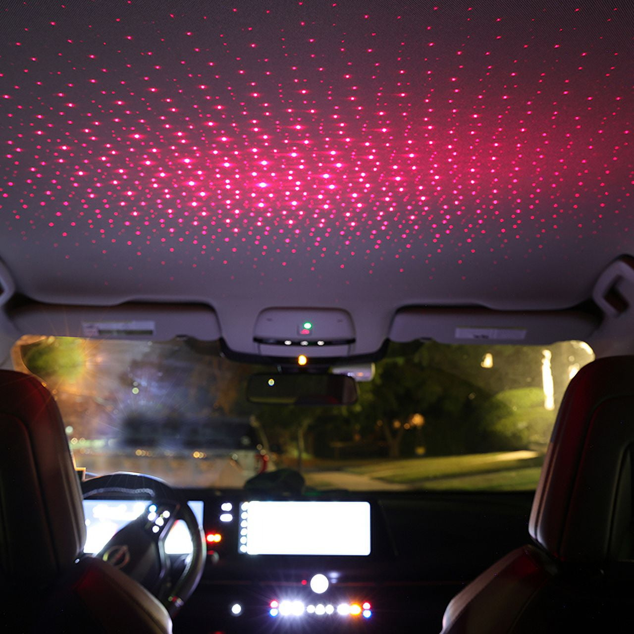 Rote Sternenlichter auf dem Autodach, Innenansicht mit Armaturenbrett und Sitzen.
