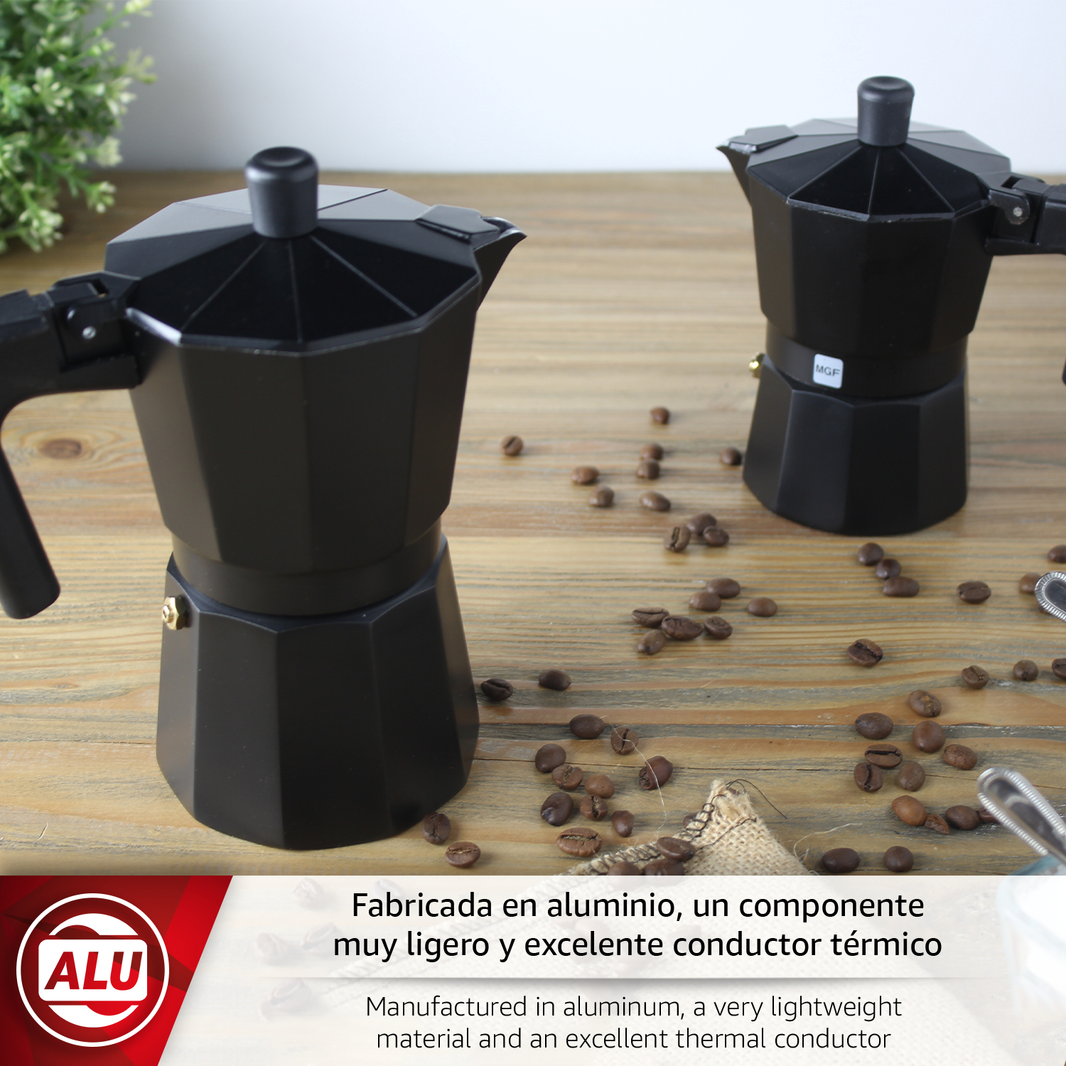 Dos cafeteras negras sobre mesa de madera con granos de café.